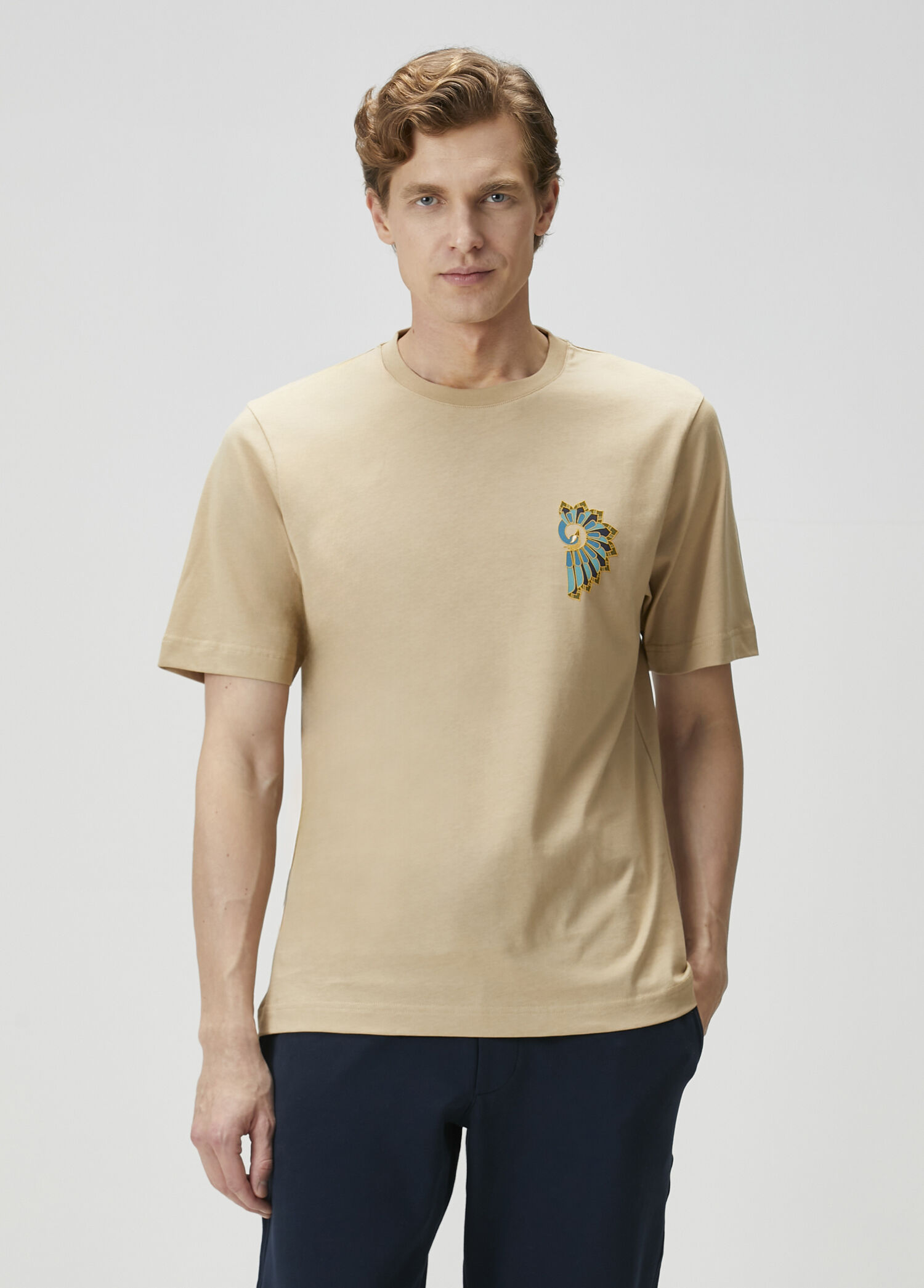 Bej Figür Baskılı T-shirt