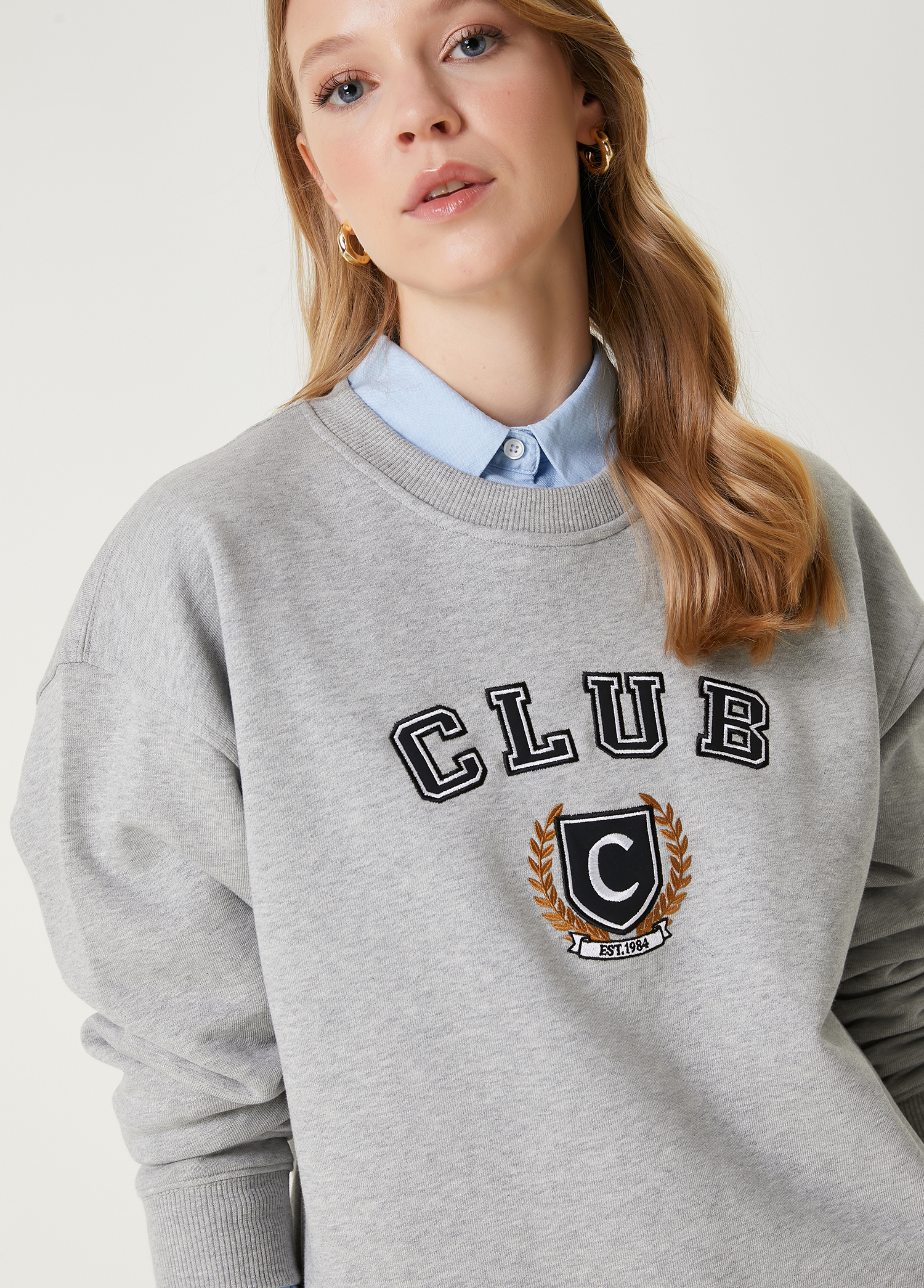 Club Logo Gri Nakışlı Basic Sweatshirt_1