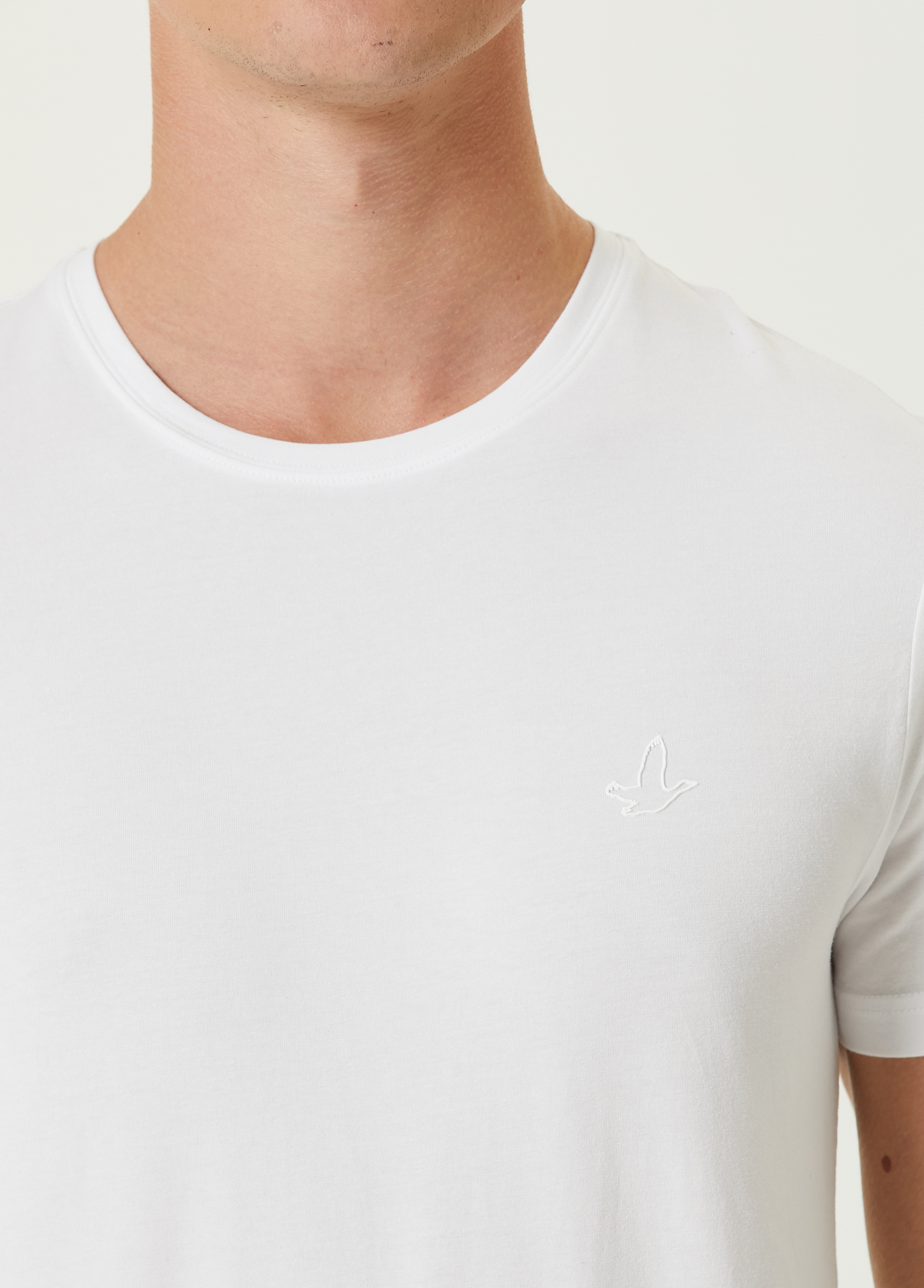 Beyaz Logo Detaylı T-shirt_6