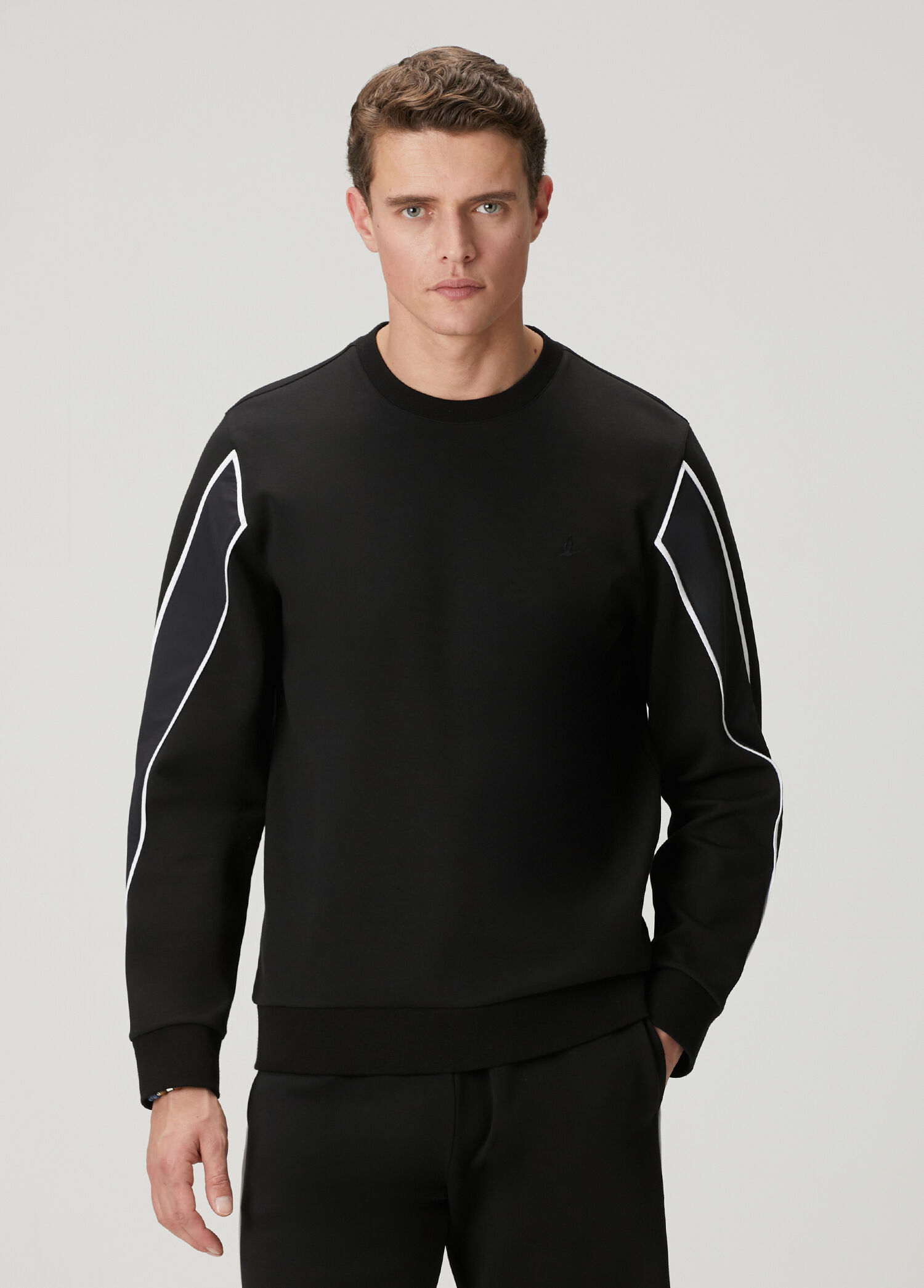 Siyah Kontrast Biye Detaylı Sweatshirt