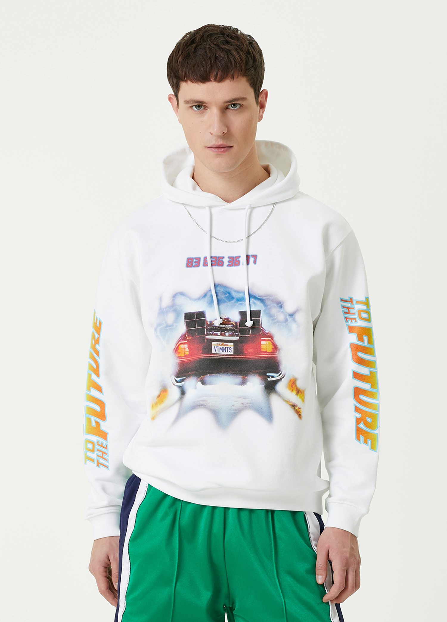 Beyaz Kapüşonlu Figür Baskılı Sweatshirt