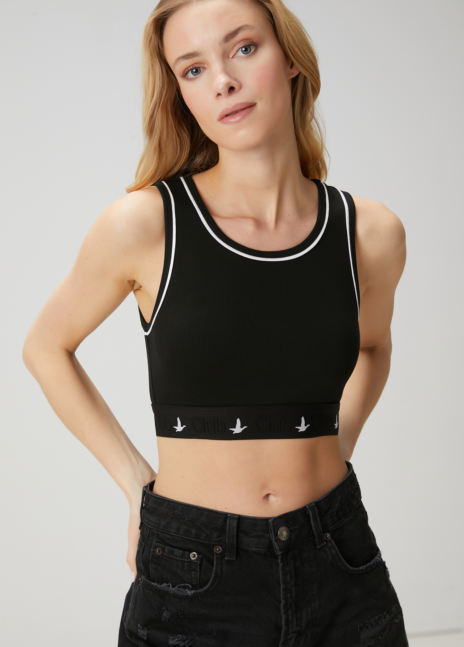 Siyah Logolu Crop Atlet_1