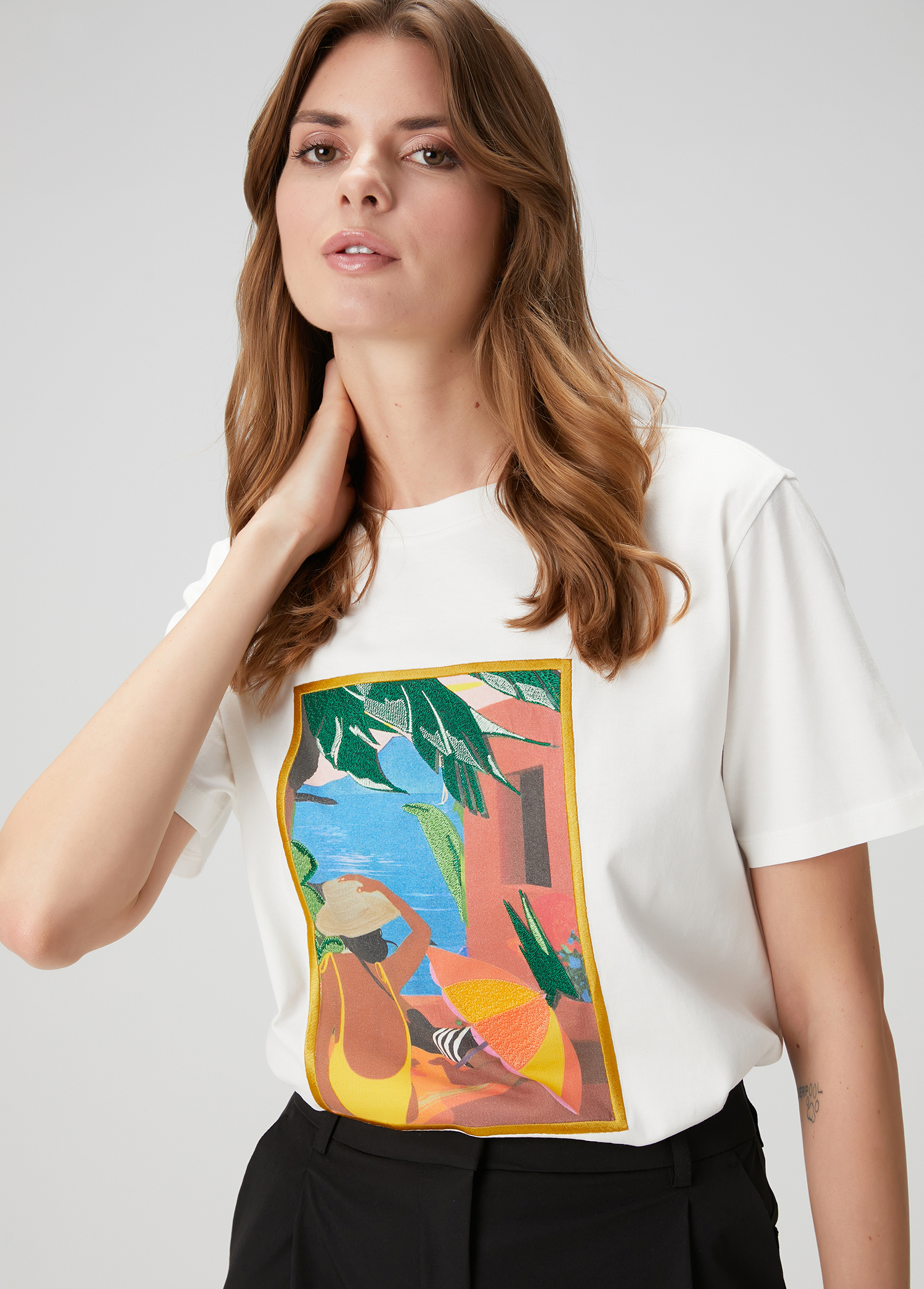 Kırık Beyaz Nakışlı T-shirt_1