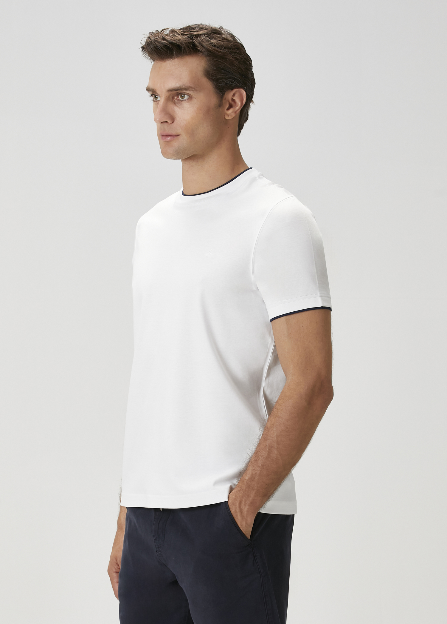 Beyaz Kontrast Garni Detaylı T-shirt_3