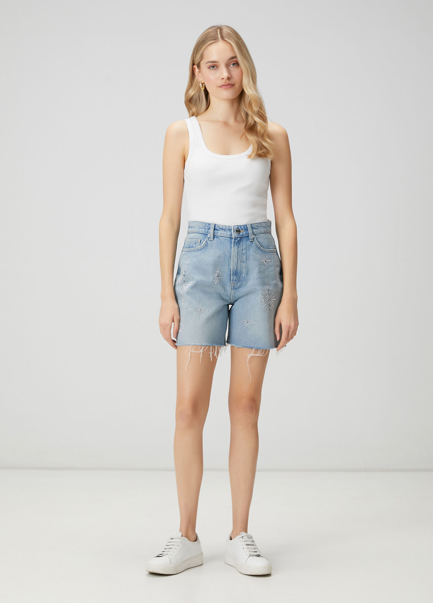 Mavi Serpme Taşlı Denim Şort