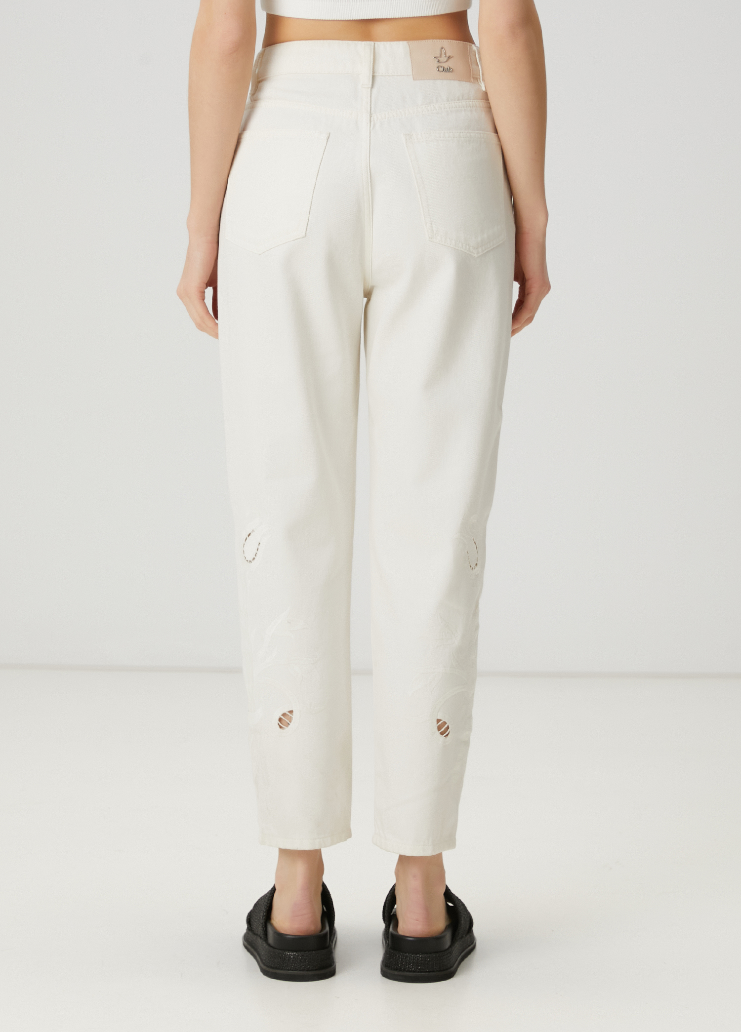 Mom Fit Kırık Beyaz Nakışlı Jean Pantolon_3