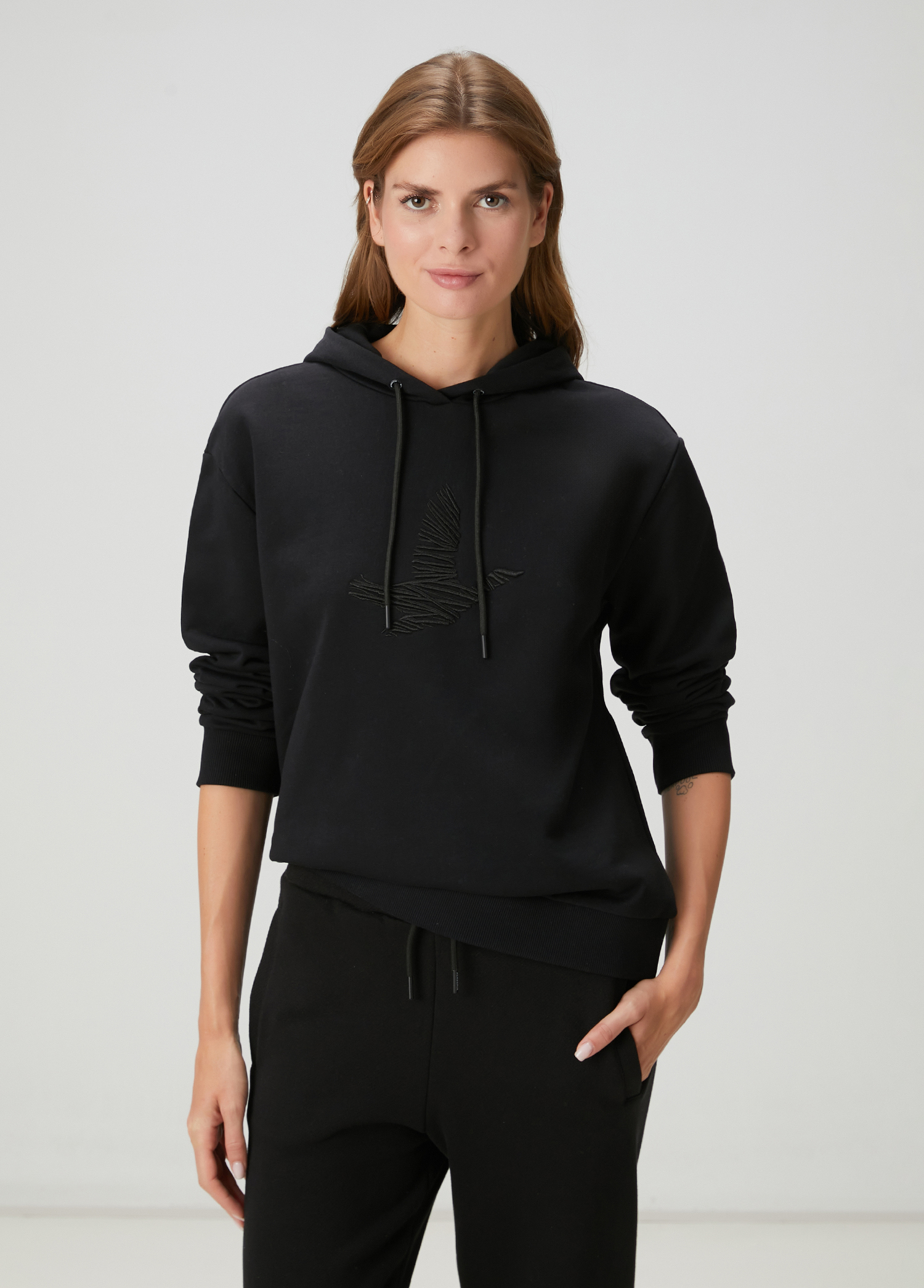 Siyah Kapüşonlu Karalama Kuş Nakışlı Sweatshirt