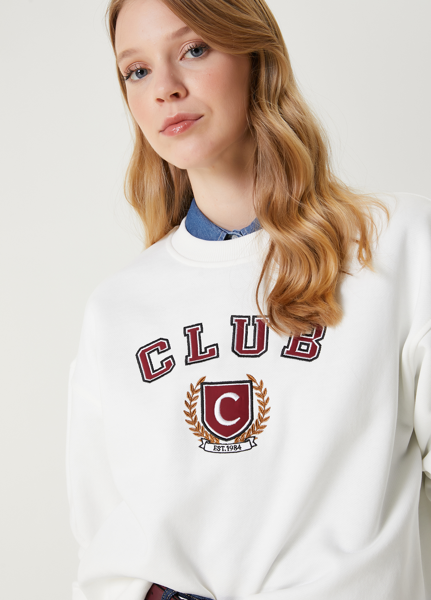 Club Logo Beyaz Nakışlı Basic Sweatshirt_1