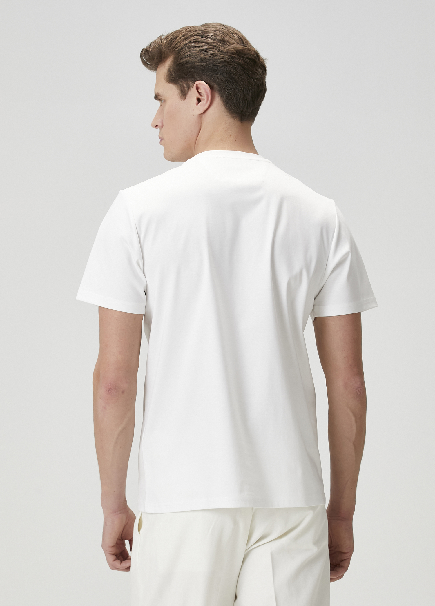 Beyaz Basic T-shirt_4