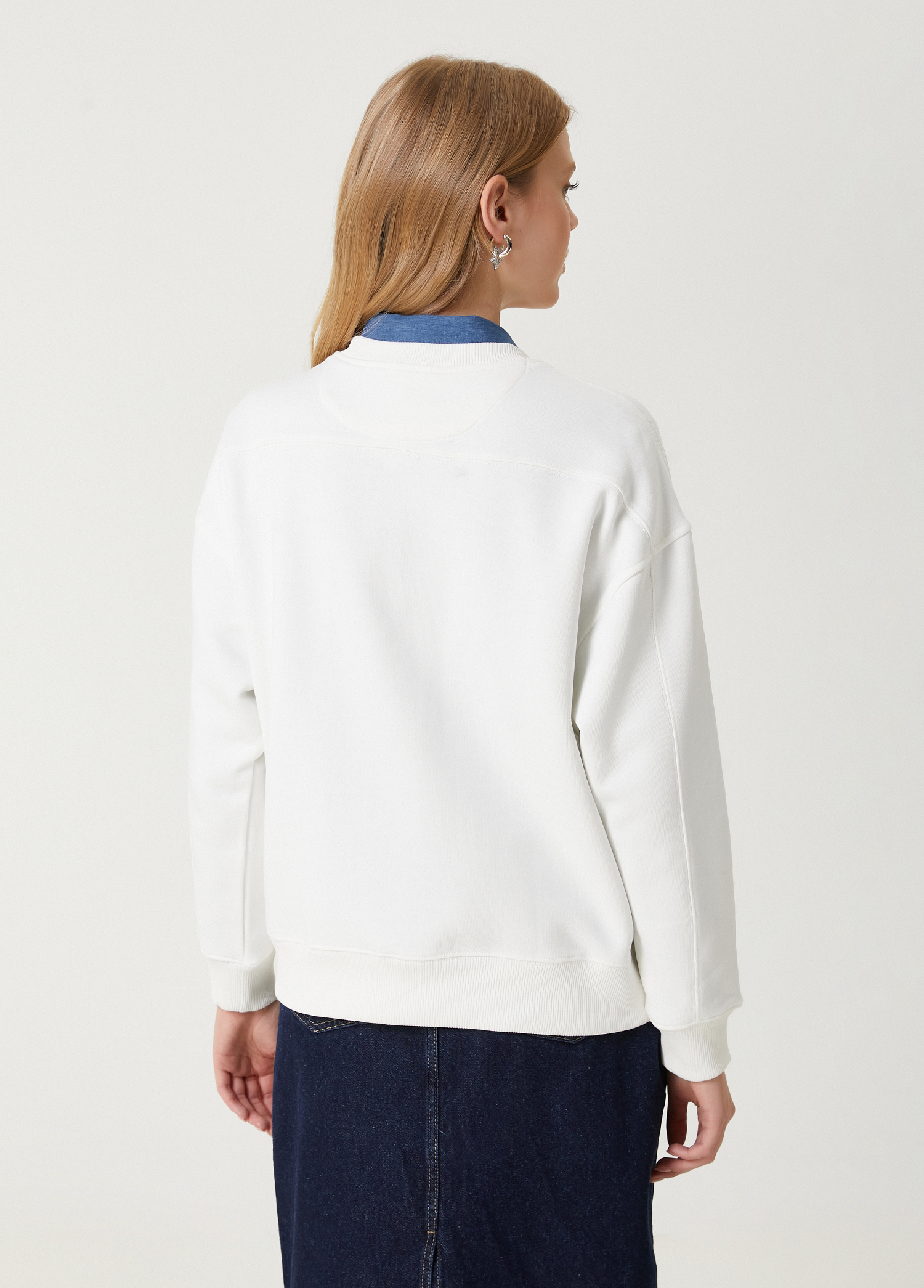 Club Logo Beyaz Nakışlı Basic Sweatshirt_5