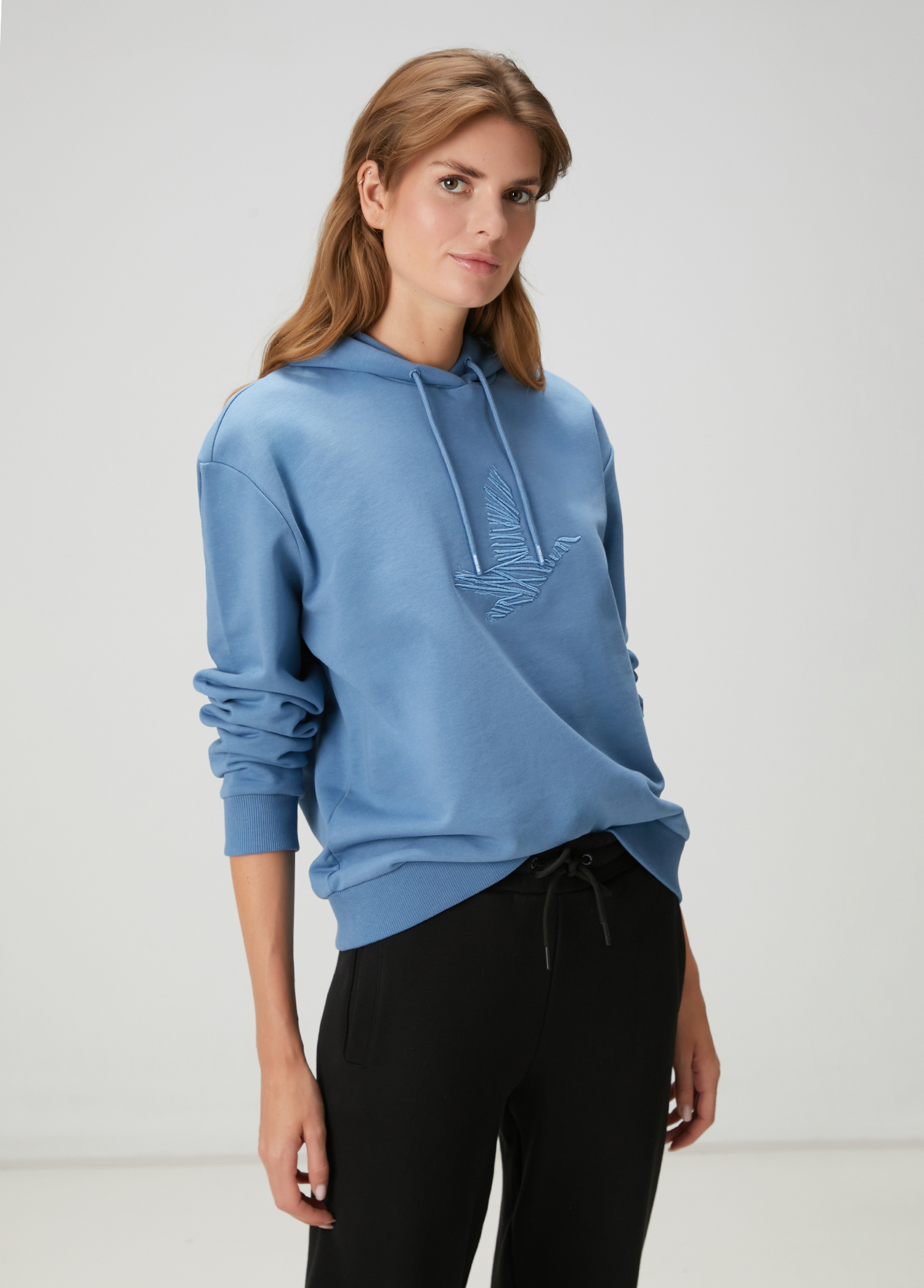 Mavi Kapüşonlu Karalama Kuş Nakışlı Sweatshirt
