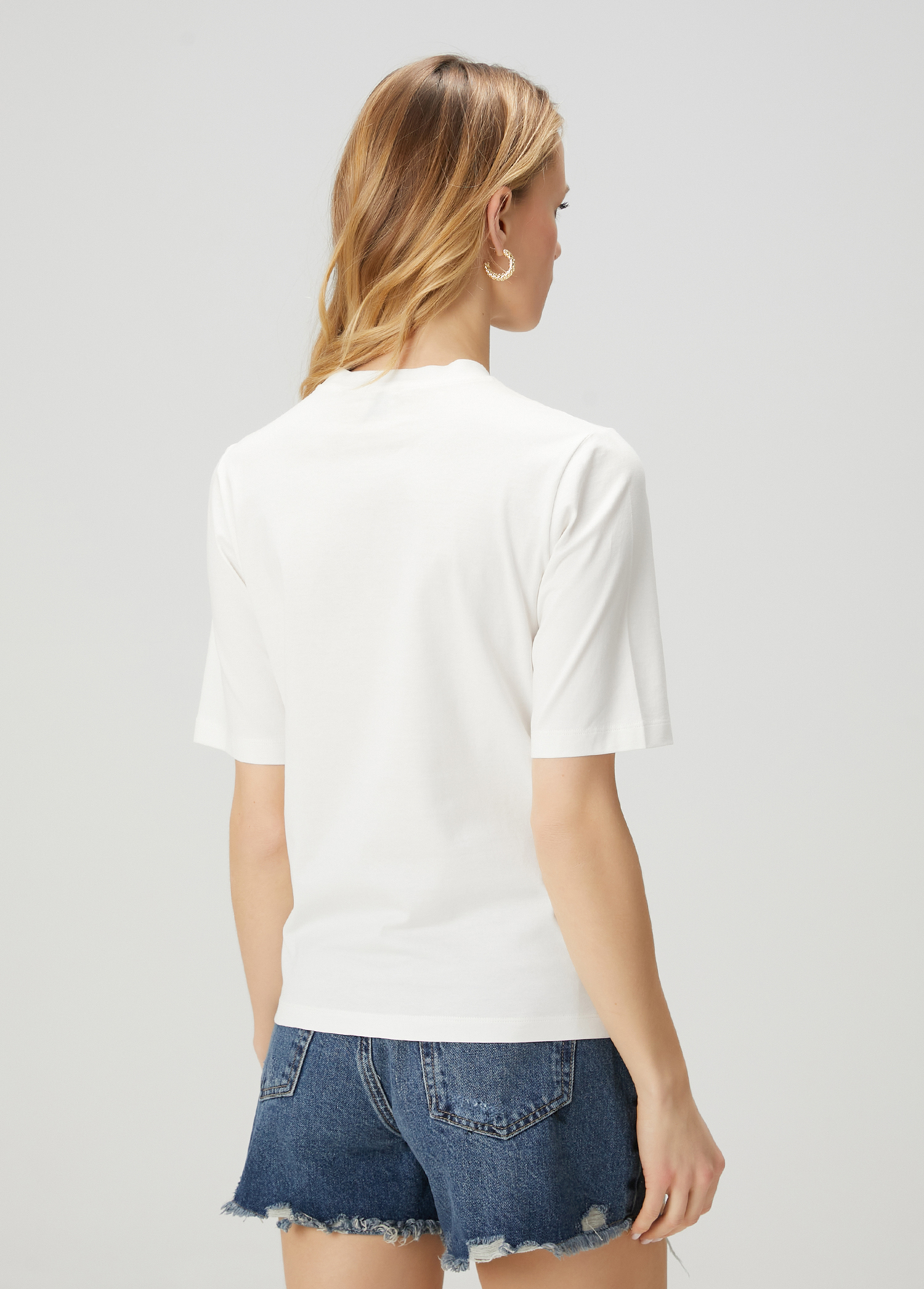 Beyaz Lacivert Nakışlı T-shirt_4