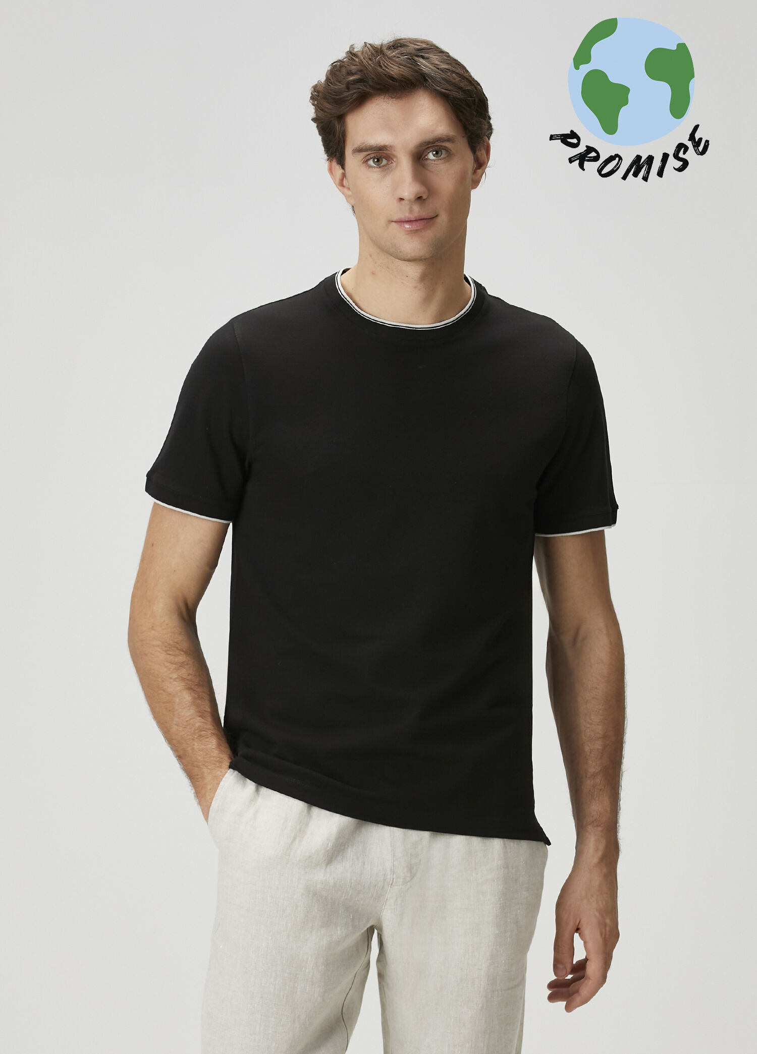 Siyah Çizgi Detaylı T-shirt