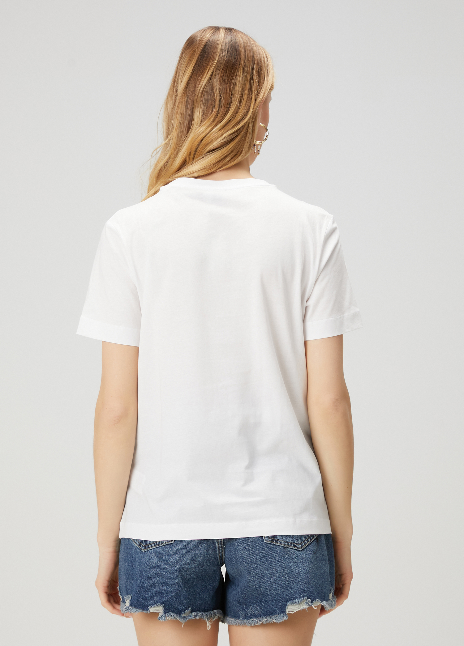 Kırık Beyaz Logo Detaylı Basic T-shirt_4