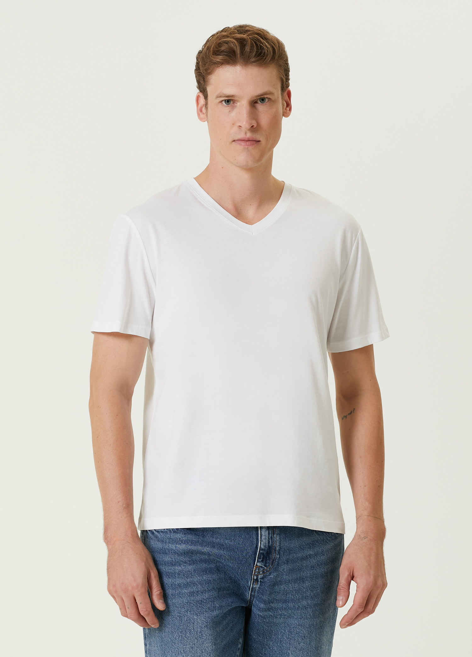 Beyaz V Yaka Basic T-shirt