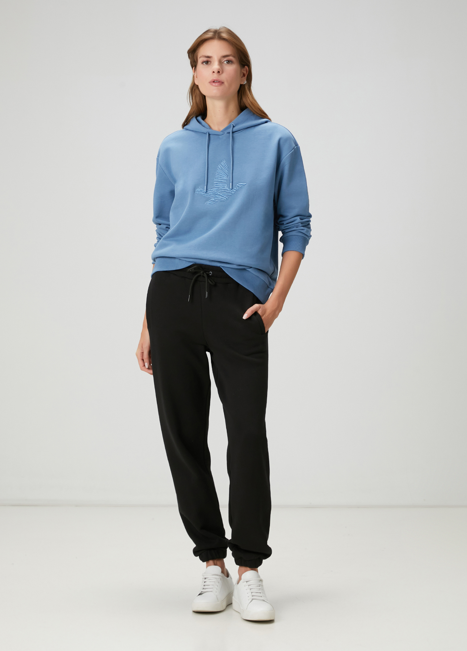 Mavi Kapüşonlu Karalama Kuş Nakışlı Sweatshirt_2