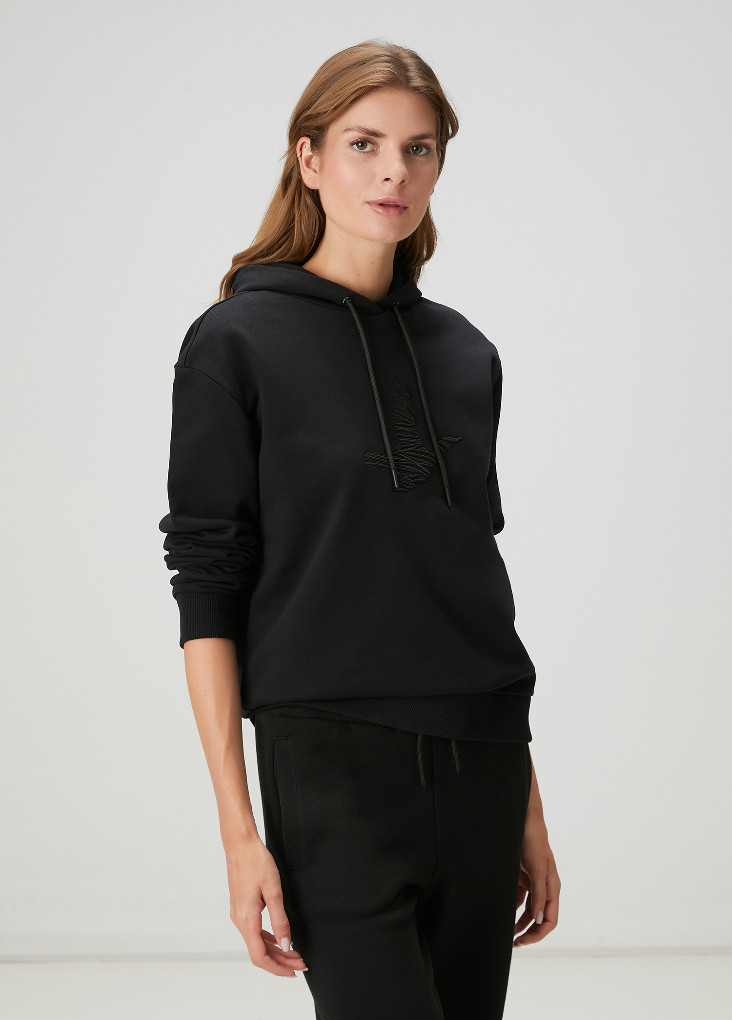 Siyah Kapüşonlu Karalama Kuş Nakışlı Sweatshirt_3