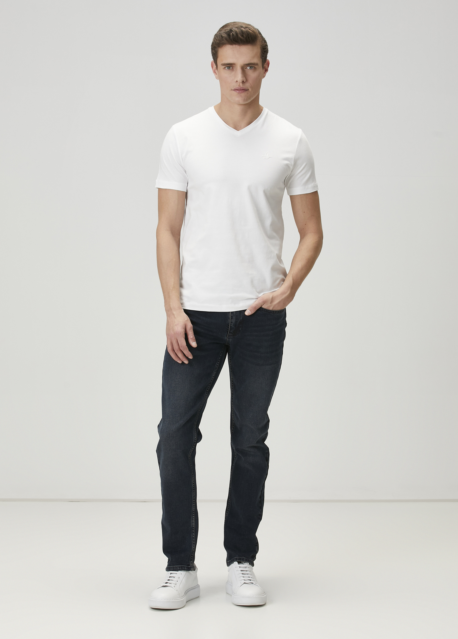 Beyaz V Yaka T-shirt_2