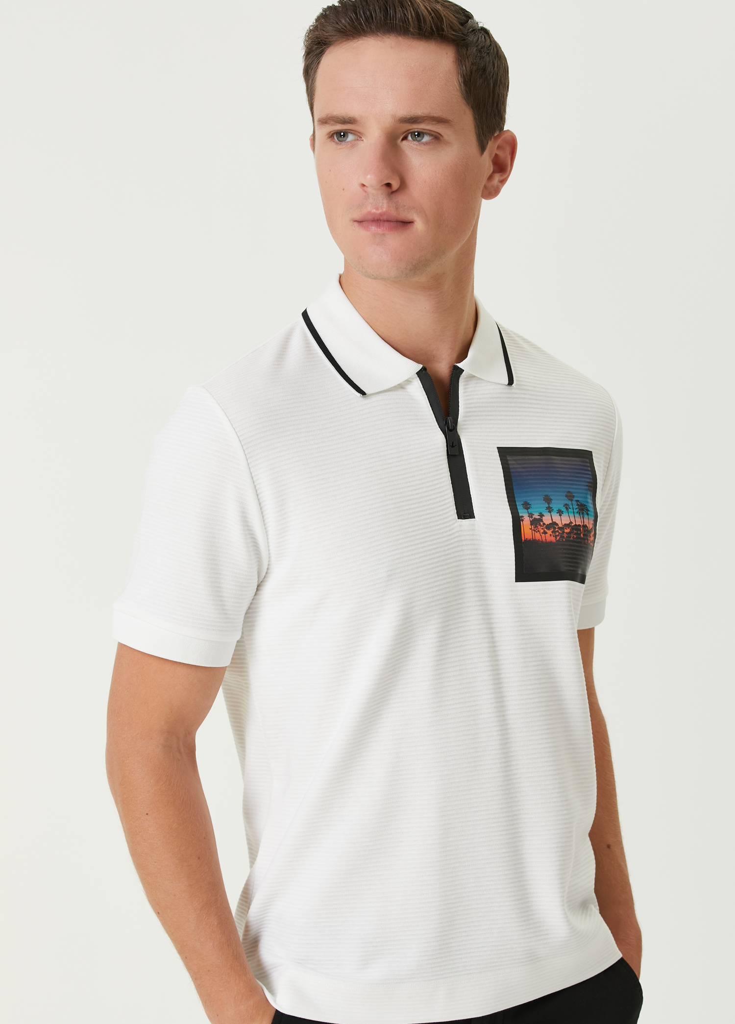 Comfort Fit Beyaz Polo Yaka Patch Detaylı T-shirt_1