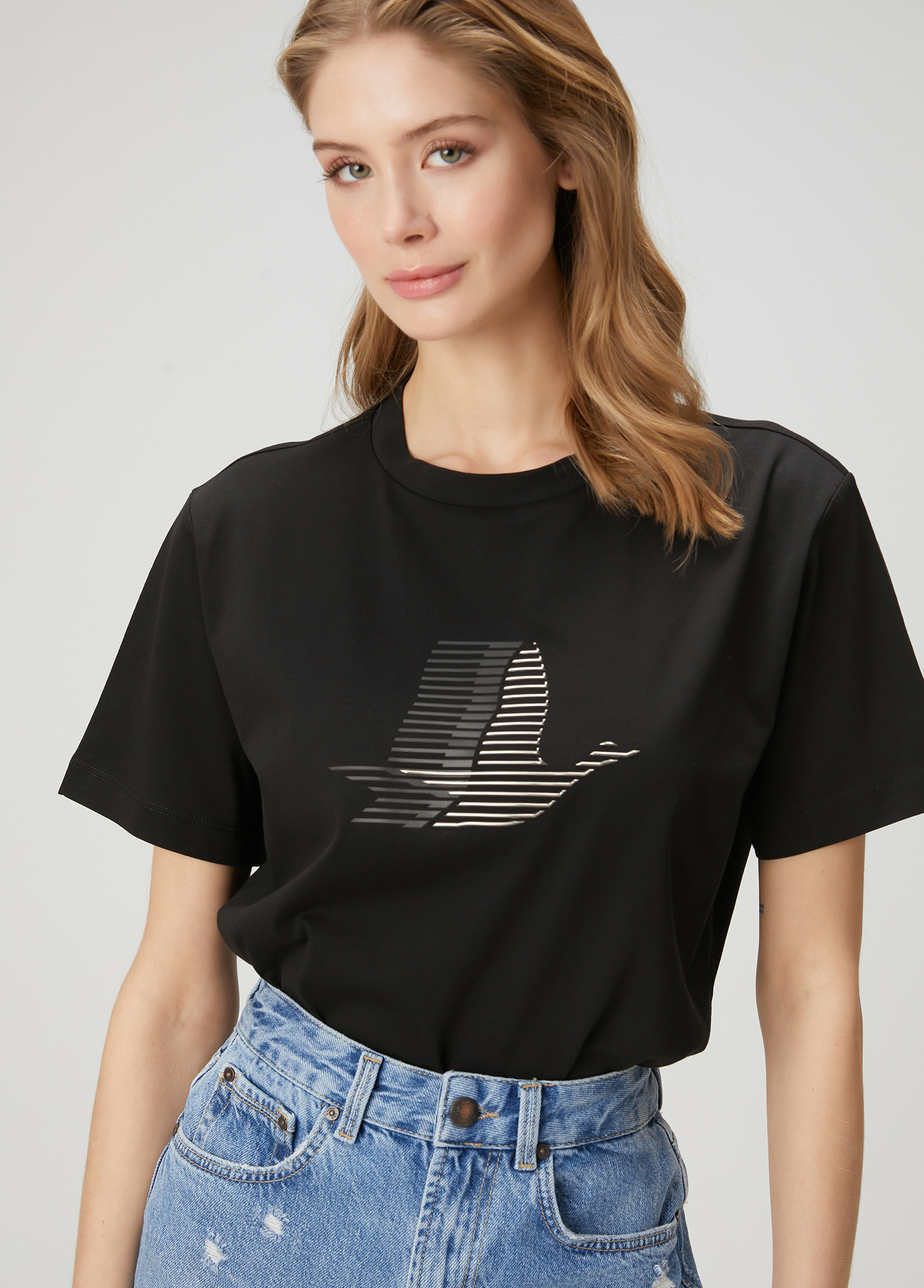 Siyah Çizgi Efektli Kaz Logolu T-shirt