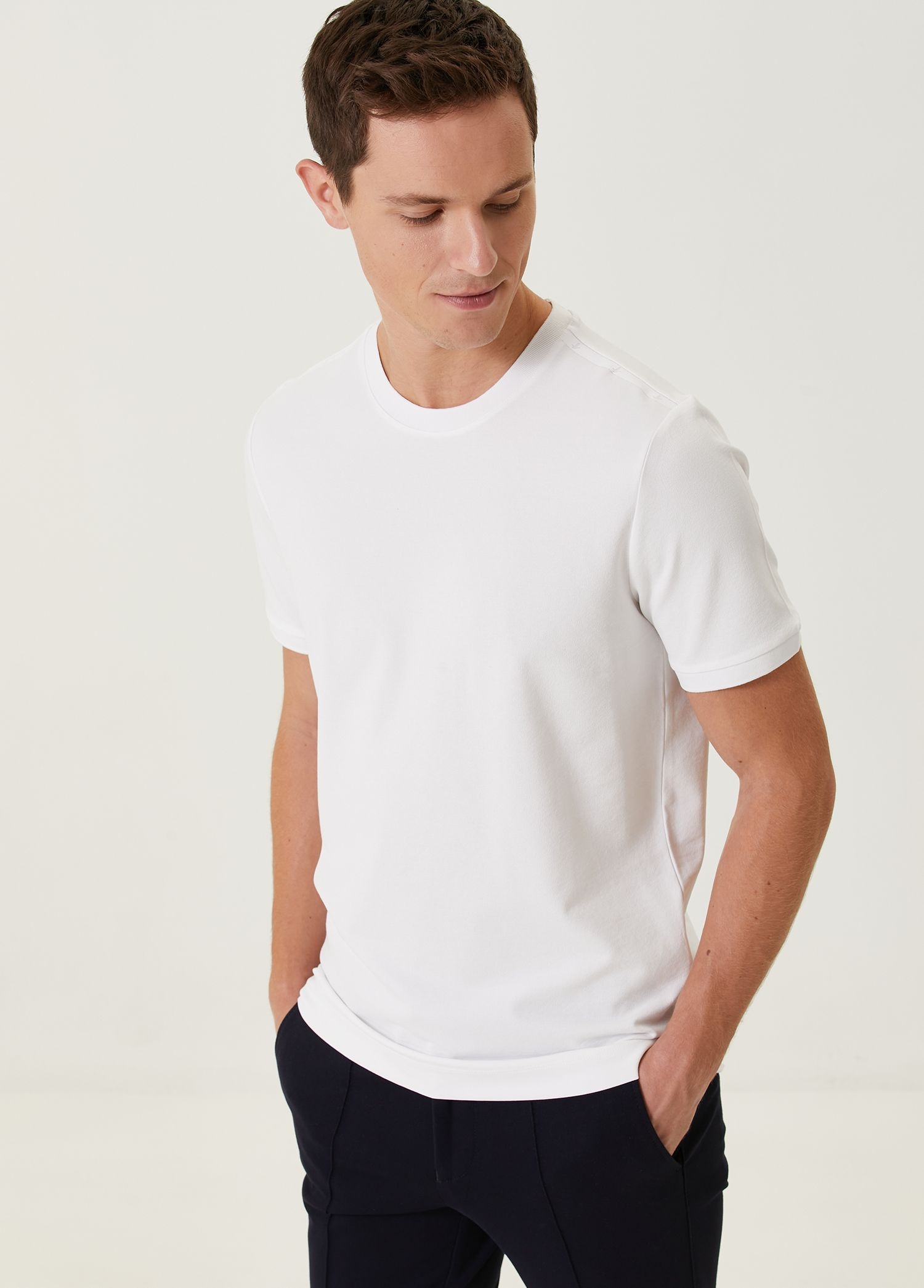 Beyaz Omuzu Fleksi Kuş Detaylı Pike T-shirt_1