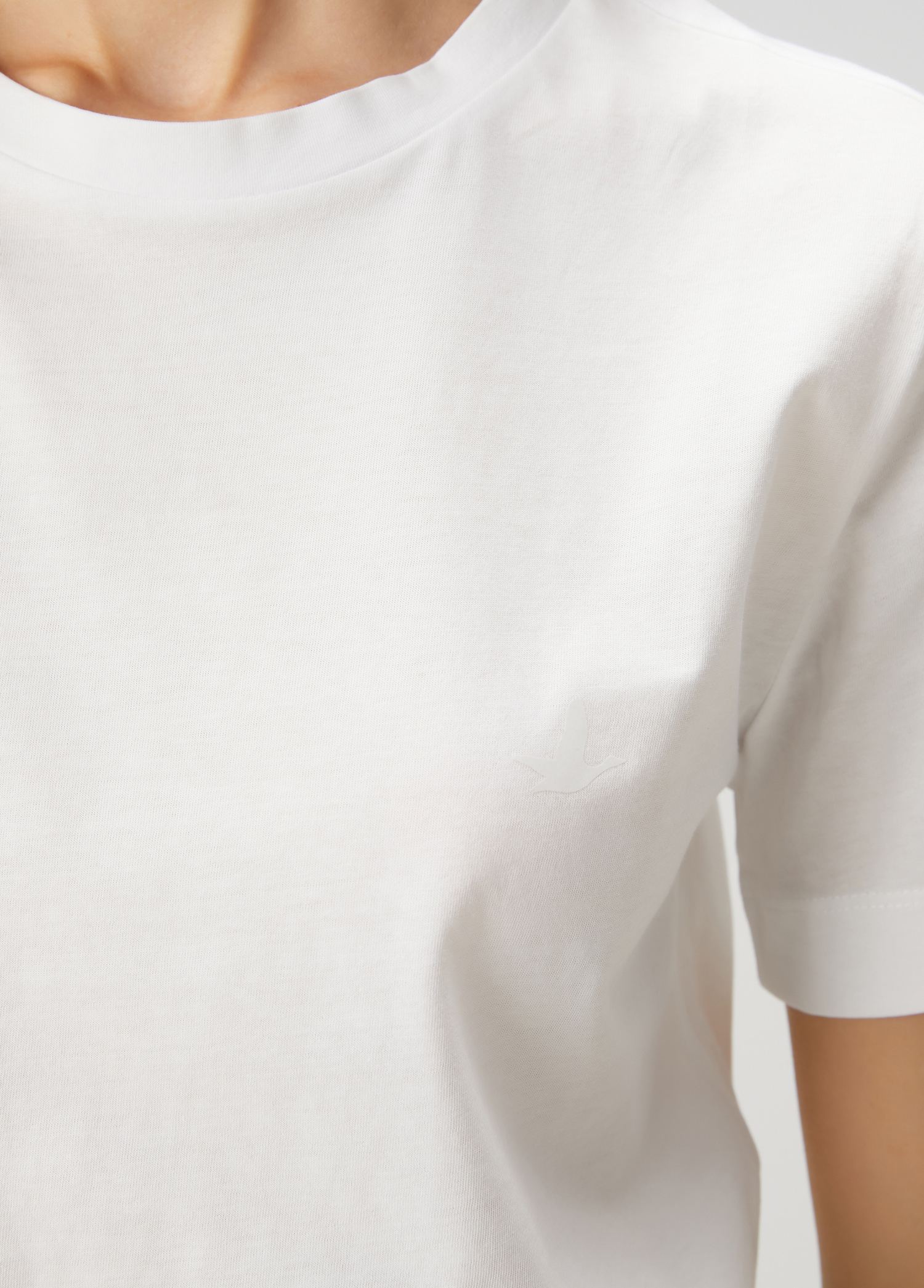 Kırık Beyaz Logo Detaylı Basic T-shirt_5