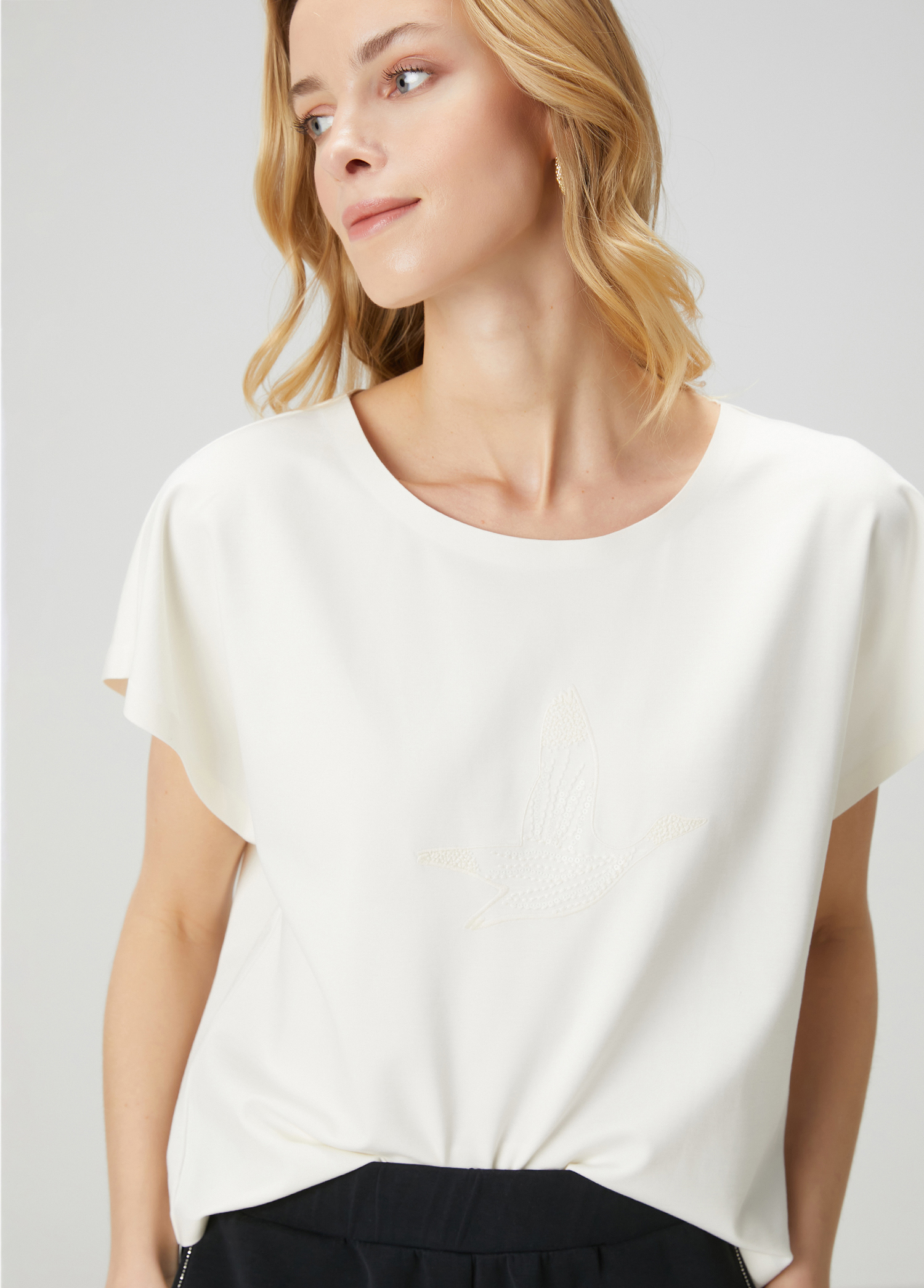 Kırık Beyaz Logo Nakışlı T-shirt_1