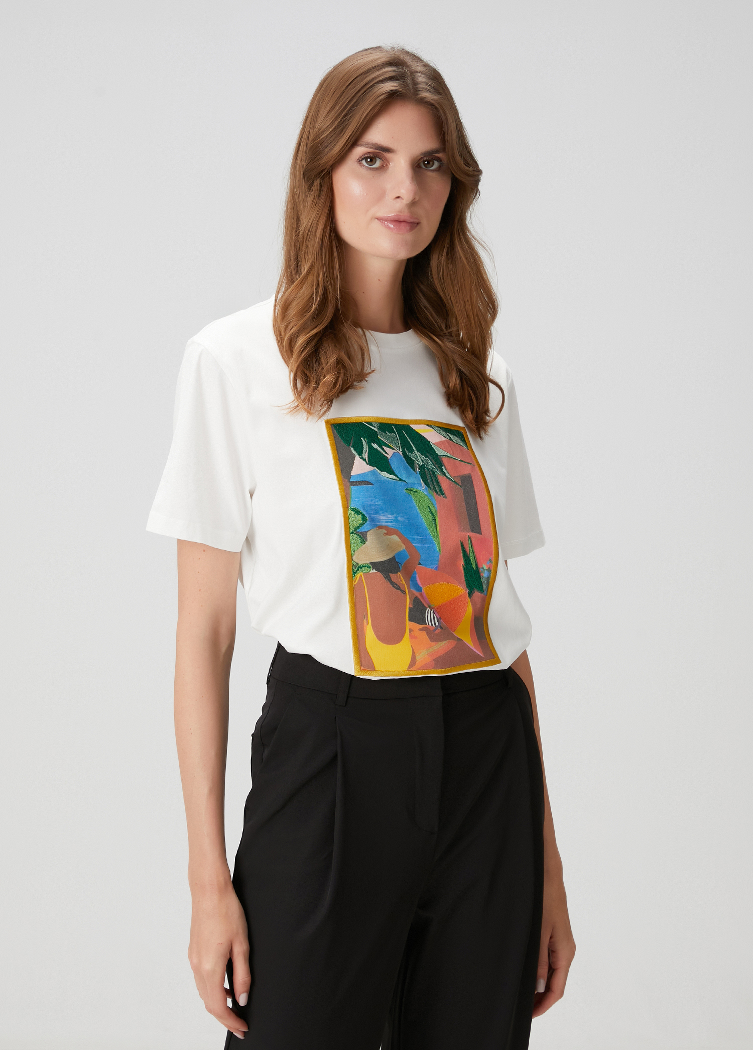 Kırık Beyaz Nakışlı T-shirt