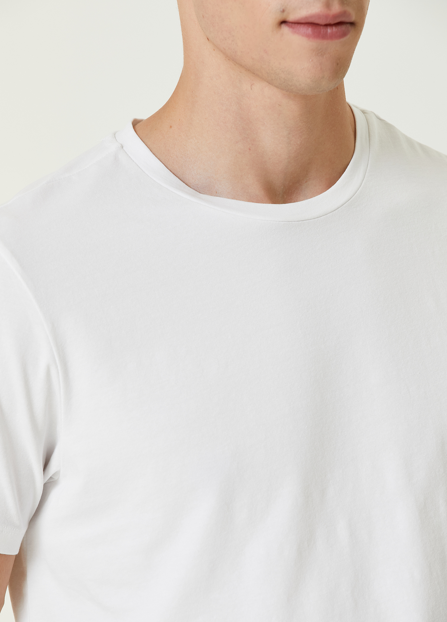 Beyaz Logo Detaylı Basic T-shirt_5