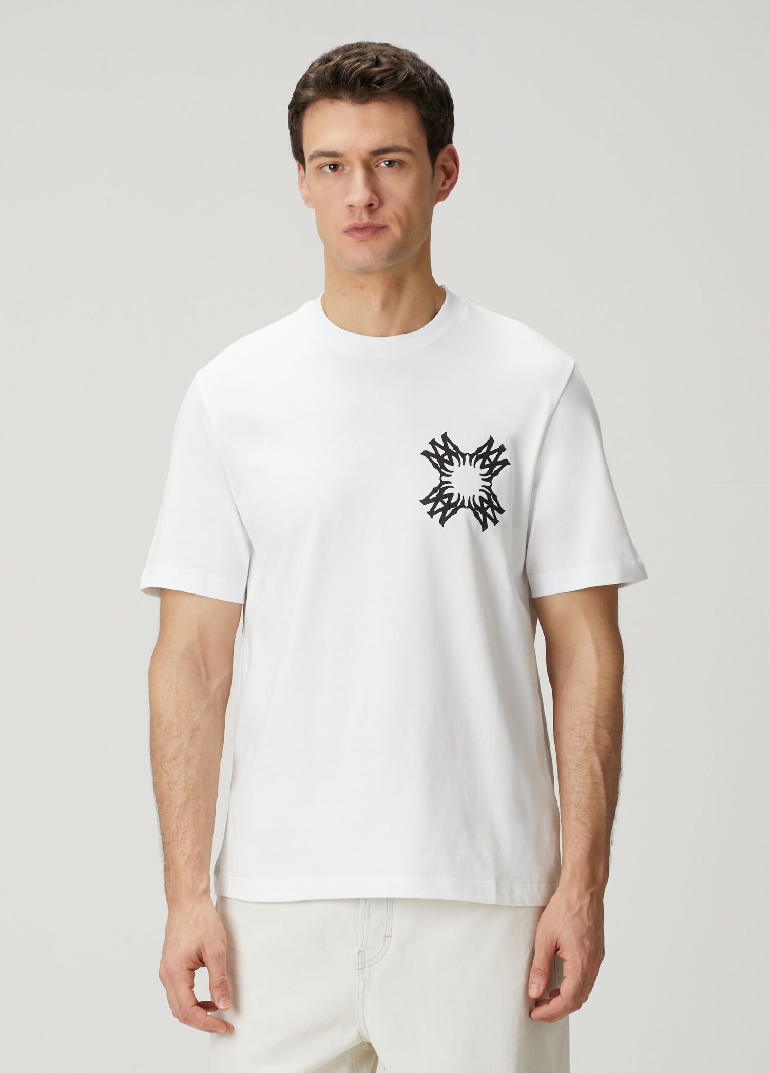 Beyaz Kontrast Logo Baskılı T-shirt