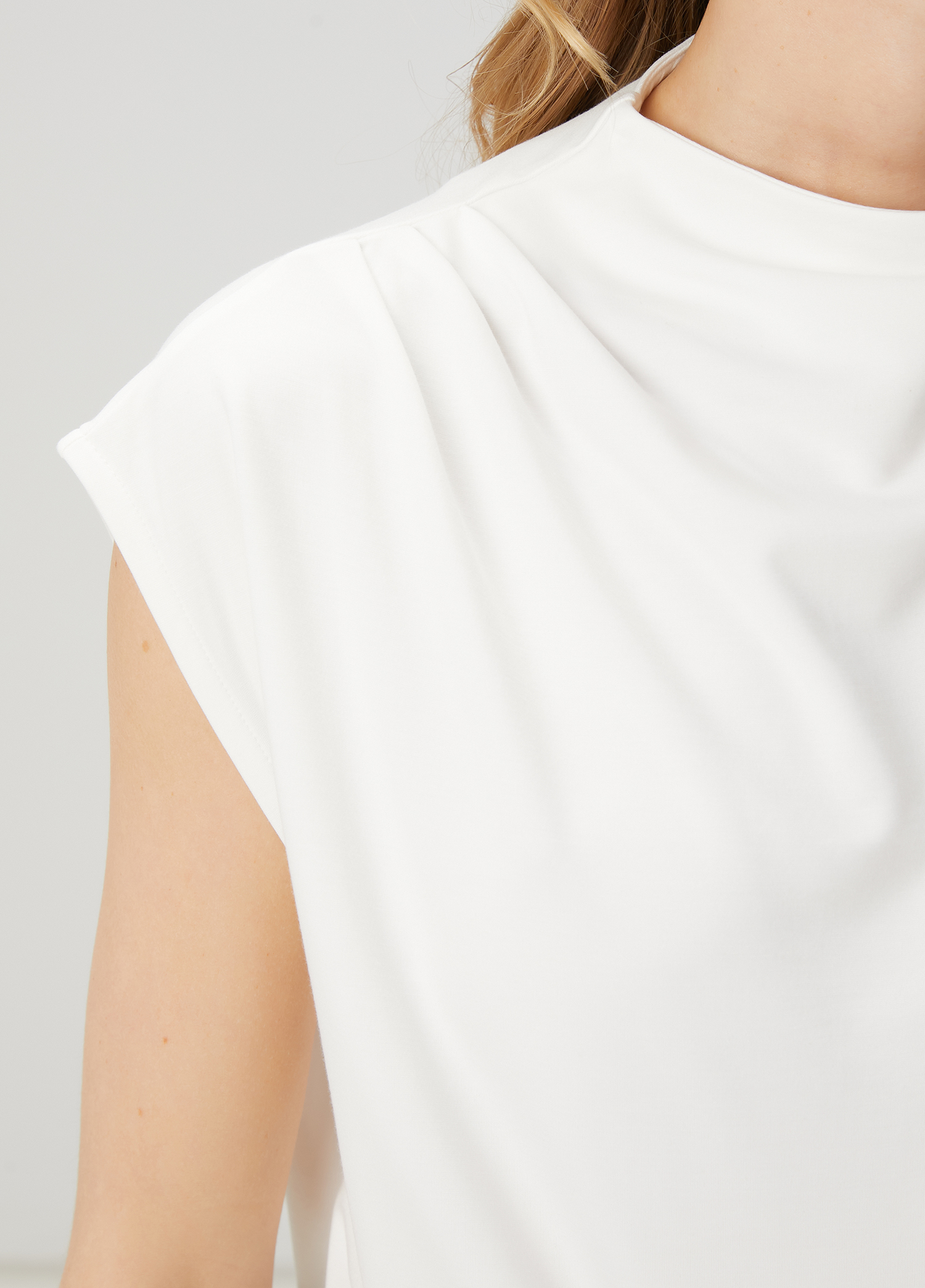 Beyaz Drape Detaylı T-shirt_4