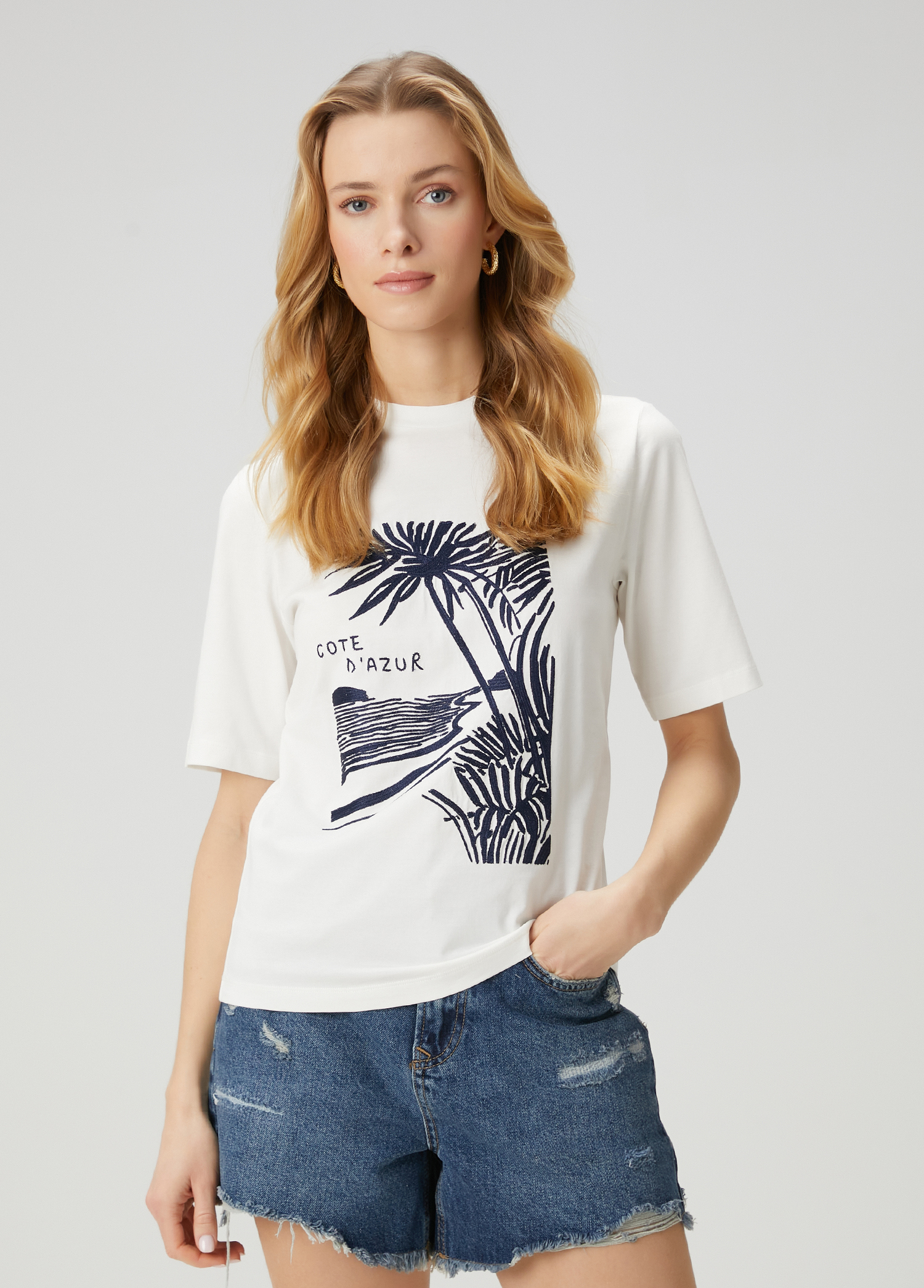 Beyaz Lacivert Nakışlı T-shirt_3