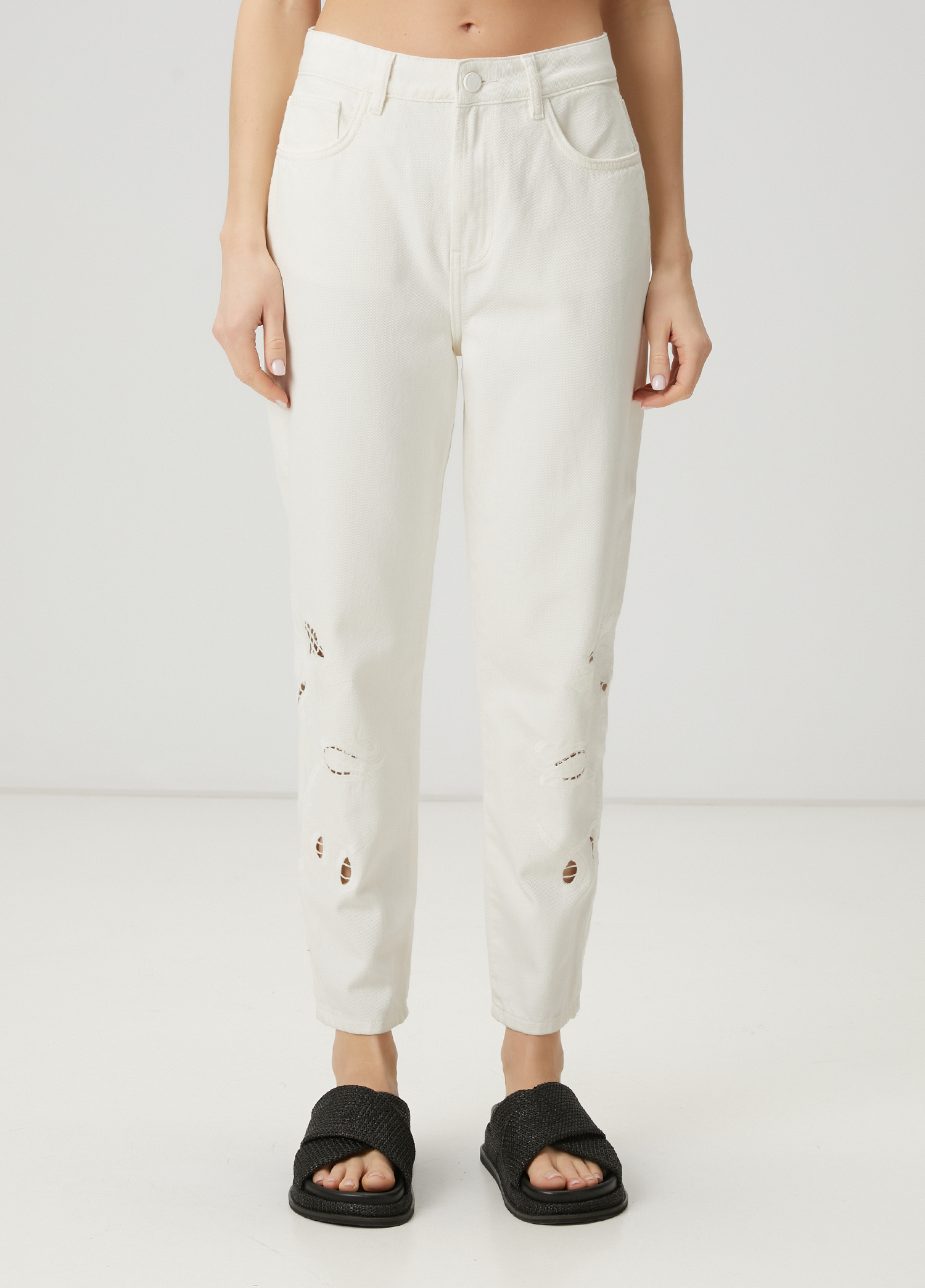 Mom Fit Kırık Beyaz Nakışlı Jean Pantolon_1