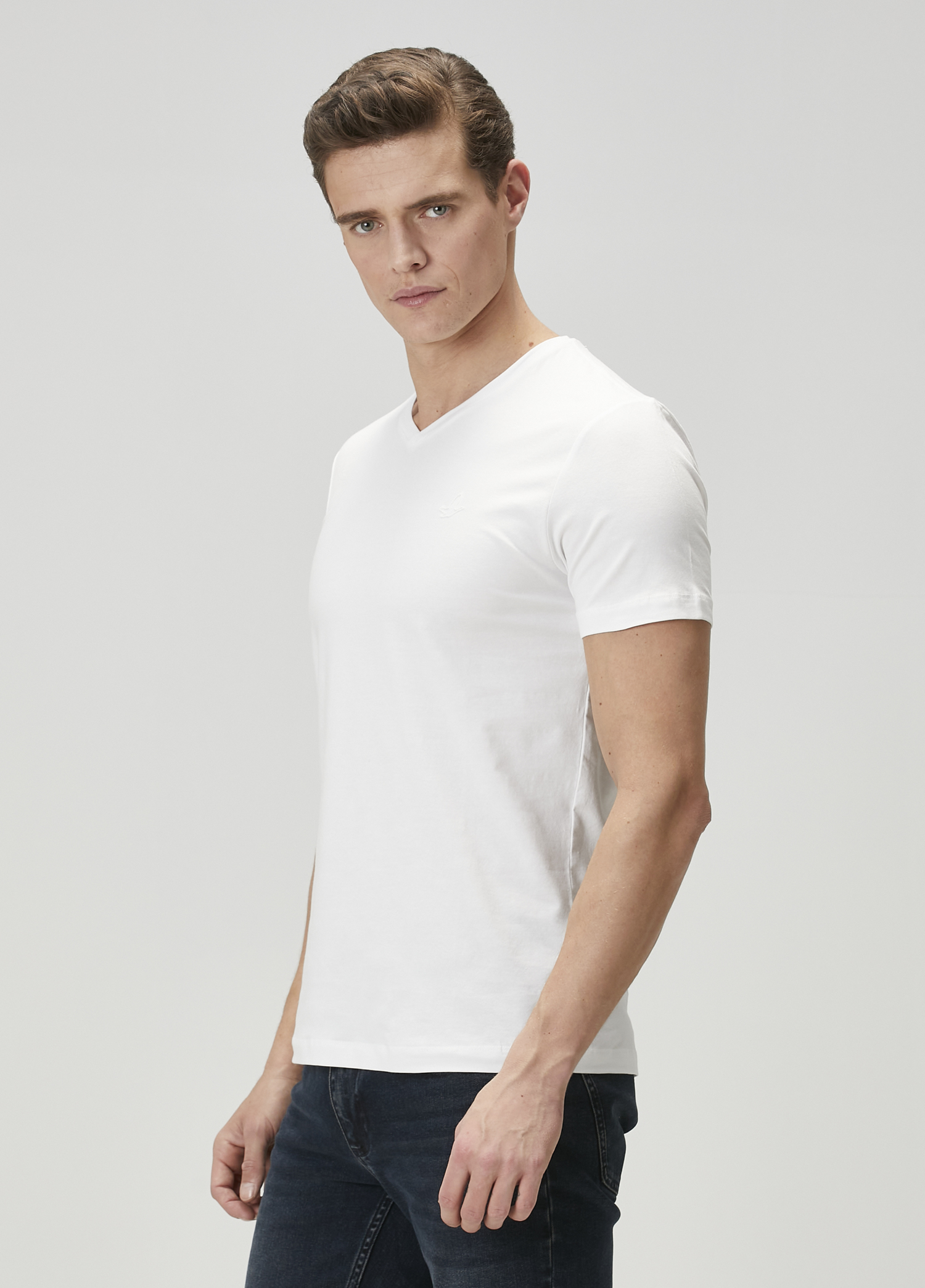 Beyaz V Yaka T-shirt_3