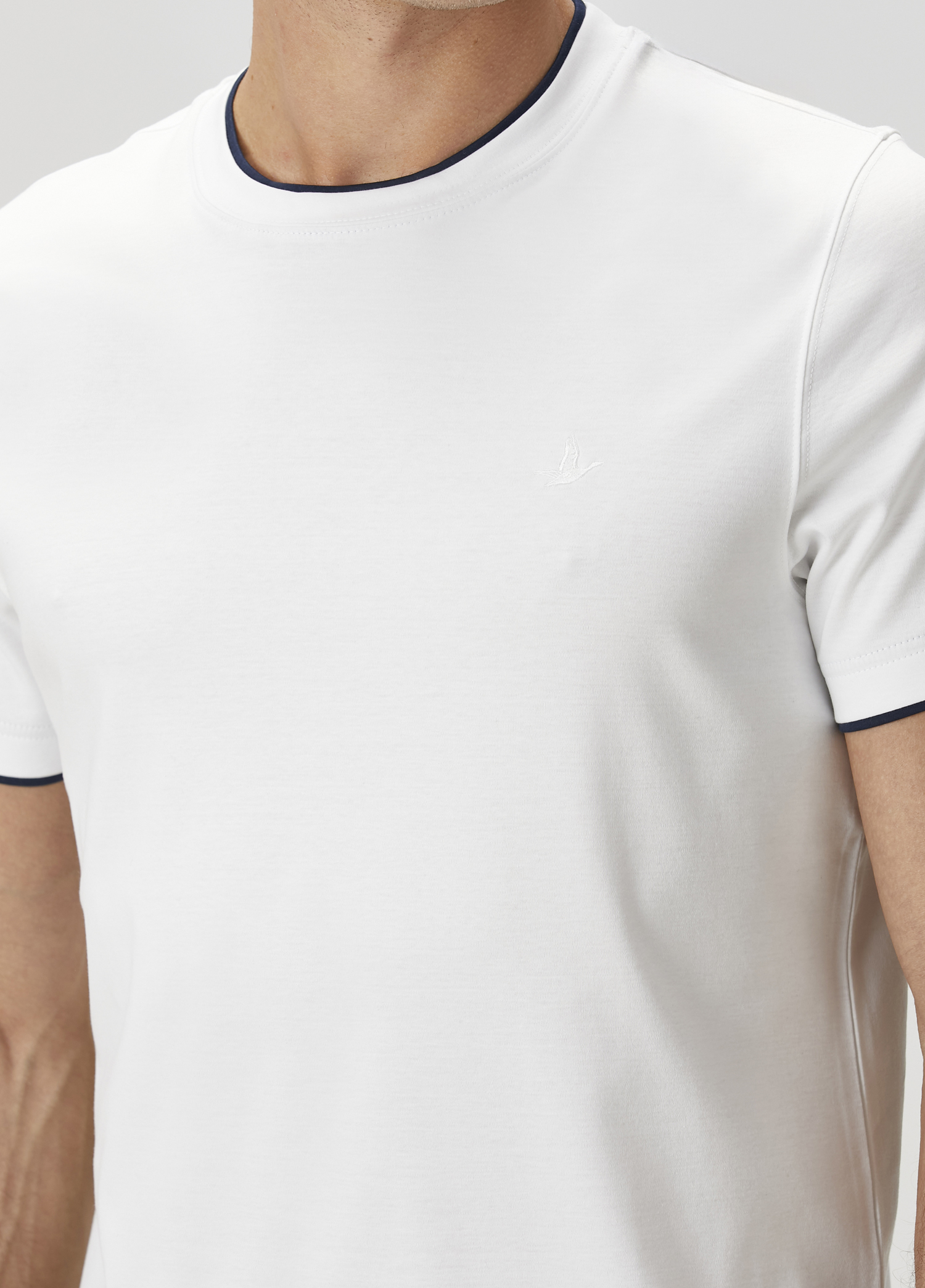 Beyaz Kontrast Garni Detaylı T-shirt_5