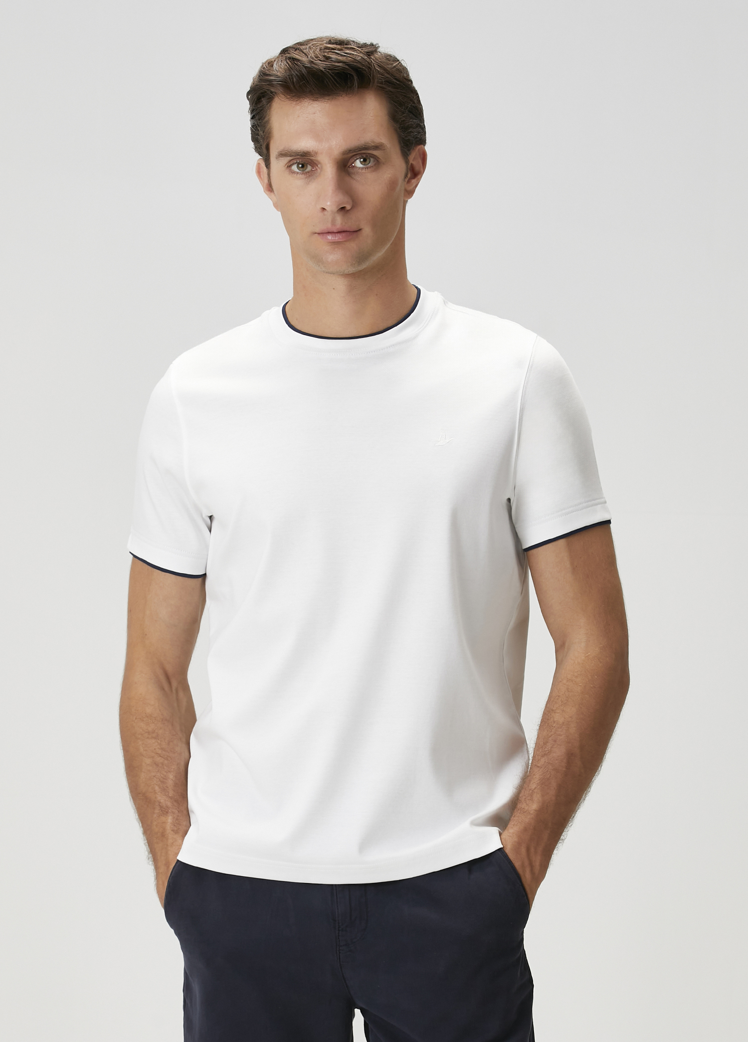 Beyaz Kontrast Garni Detaylı T-shirt