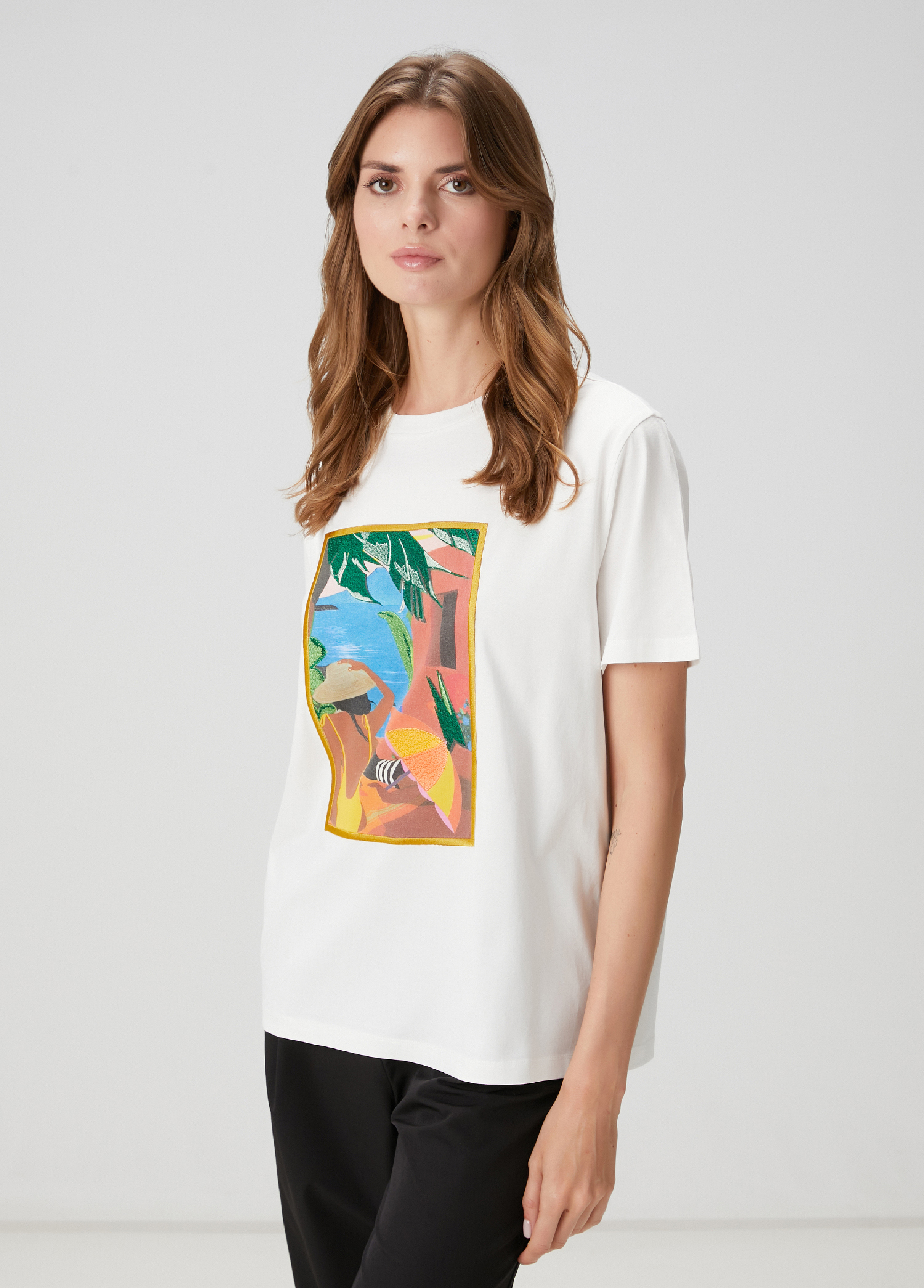 Kırık Beyaz Nakışlı T-shirt_3