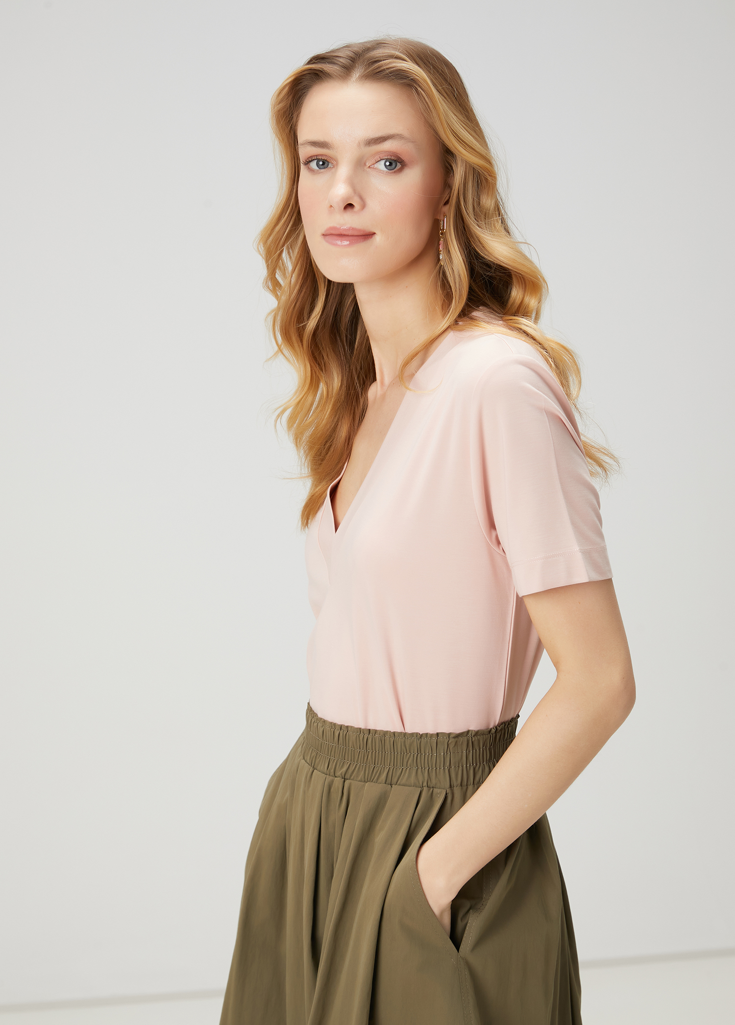Pembe V Yaka Basic T-shirt_3