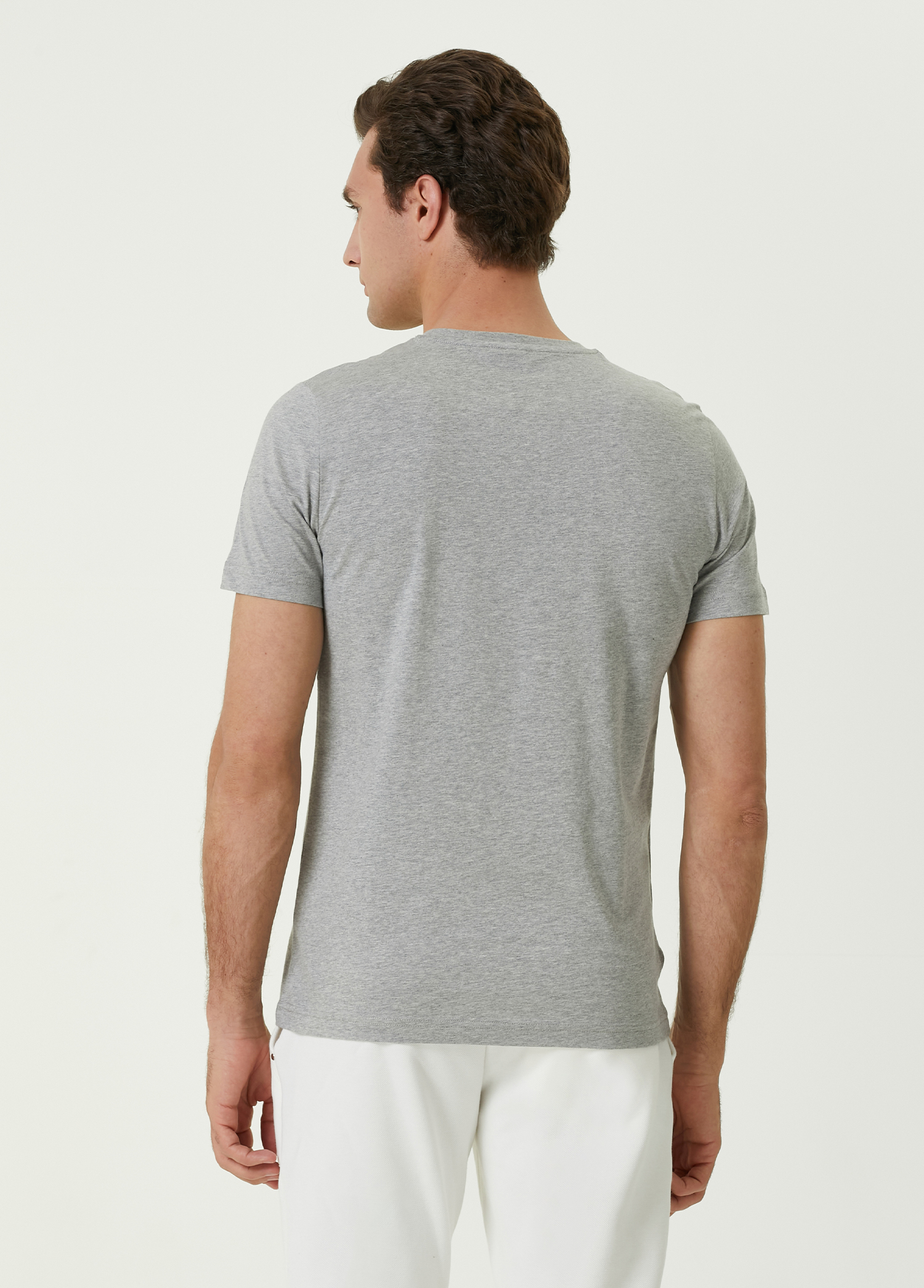 Gri V Yaka Kuş Nakışlı Basic T-shirt_3