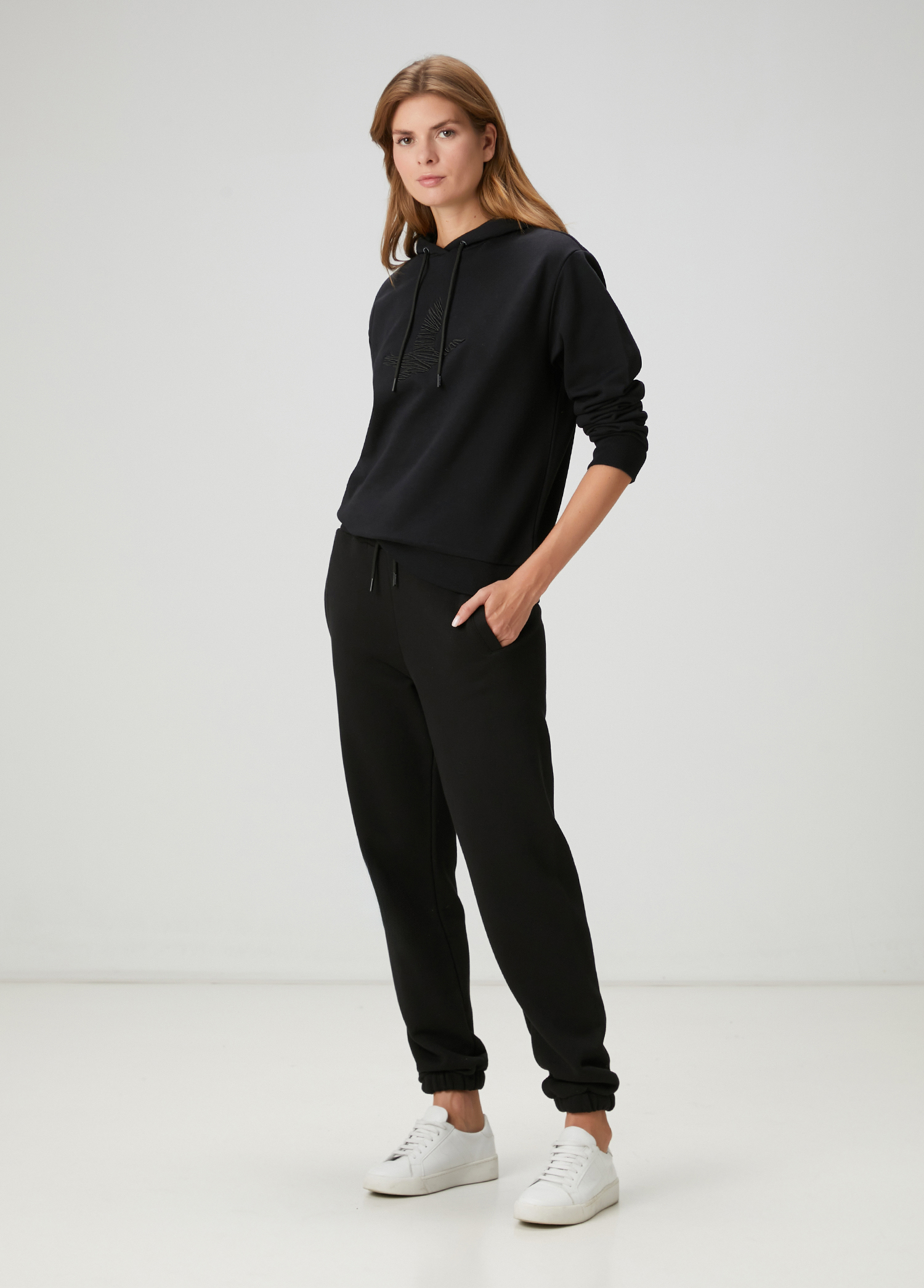 Siyah Kapüşonlu Karalama Kuş Nakışlı Sweatshirt_2