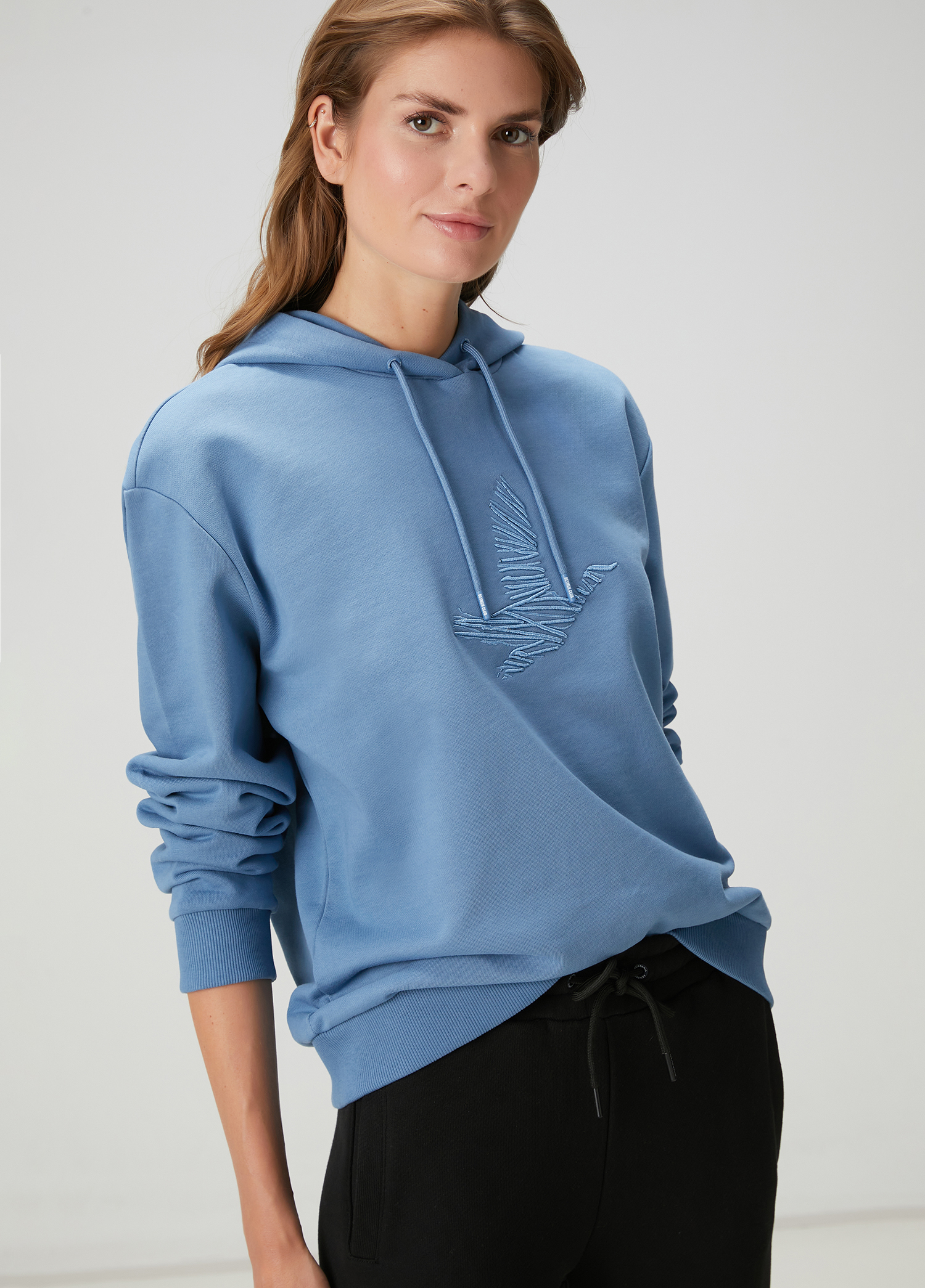 Mavi Kapüşonlu Karalama Kuş Nakışlı Sweatshirt_1
