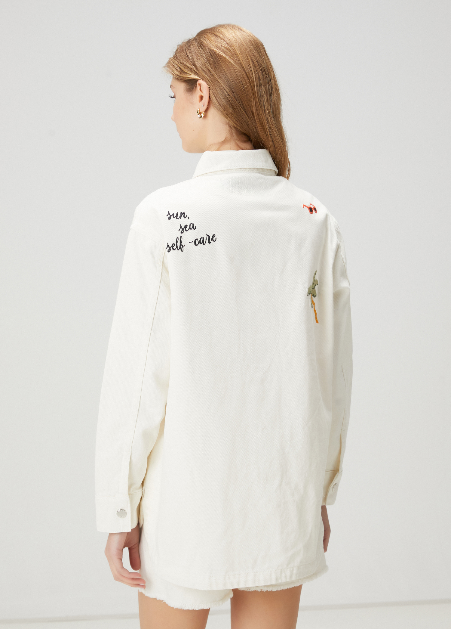 Kırık Beyaz Renkli Nakışlı Oversize Denim Ceket_4