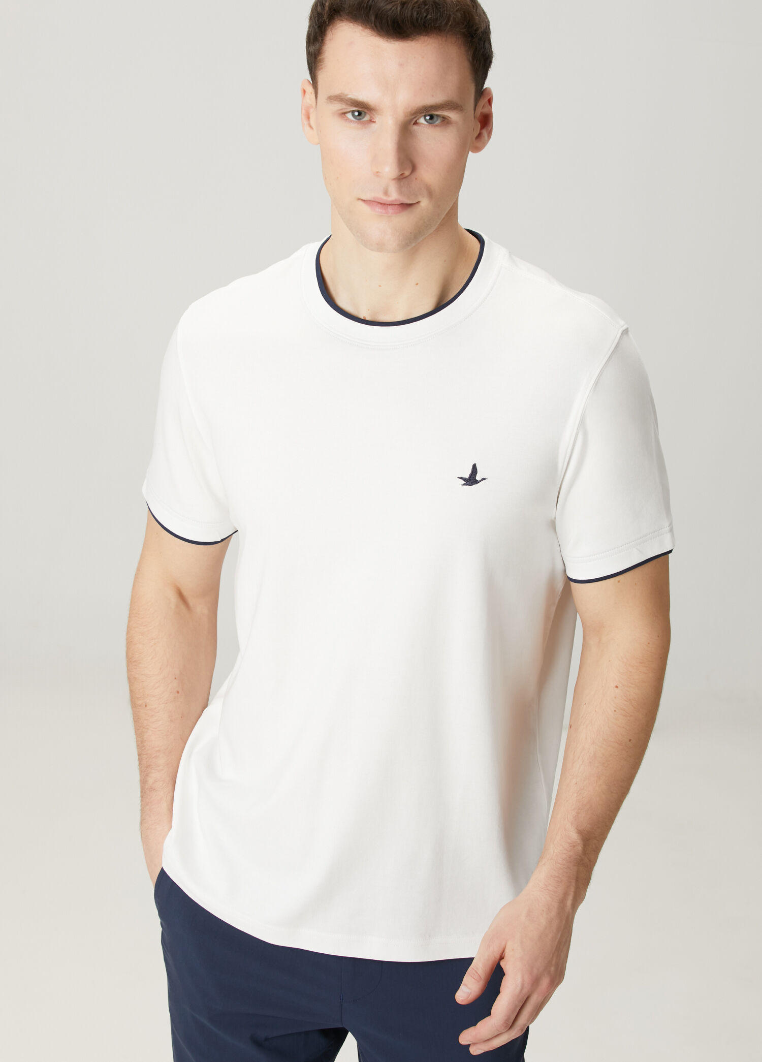 Beyaz Relax Fit Yaka Kol Ucu Garnili T-shirt