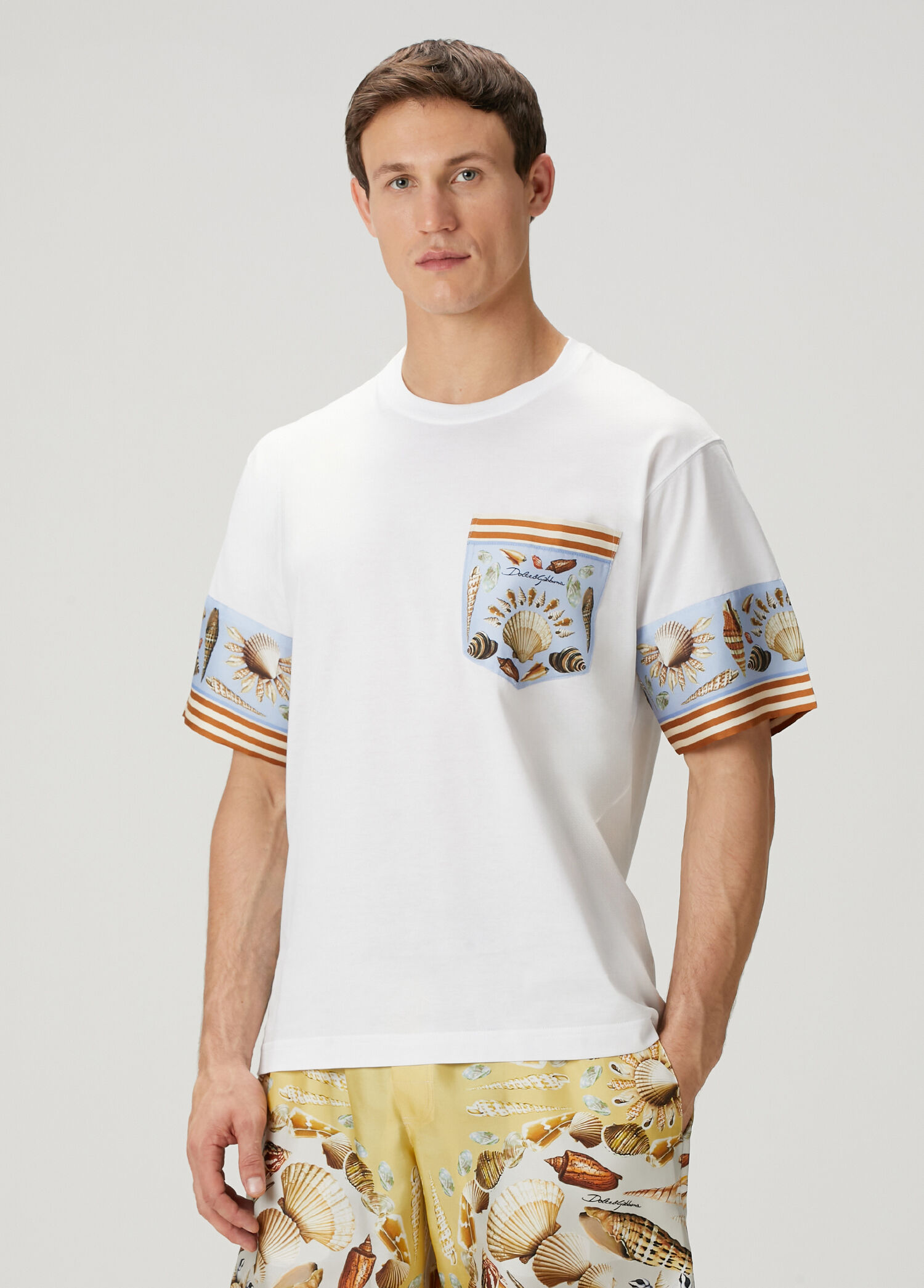 Beyaz Figür Desenli T-shirt