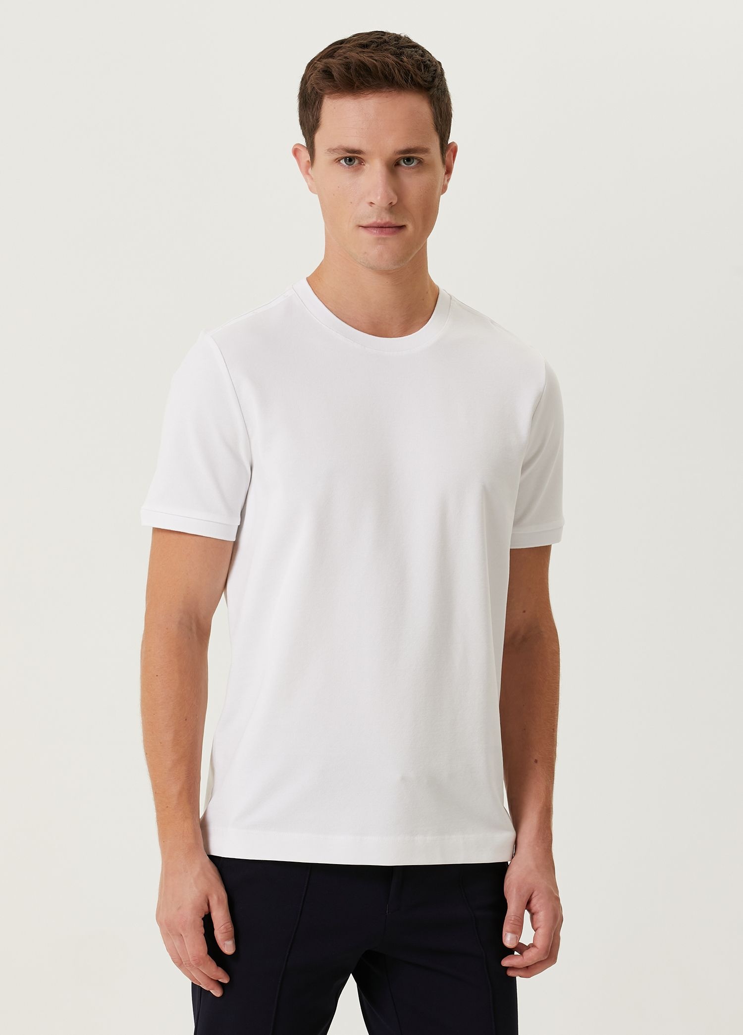 Beyaz Omuzu Fleksi Kuş Detaylı Pike T-shirt