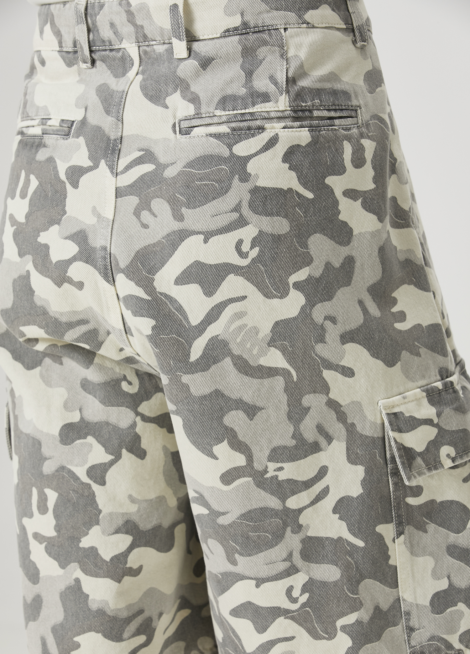 Haki Kamuflaj Desenli Denim Şort_4